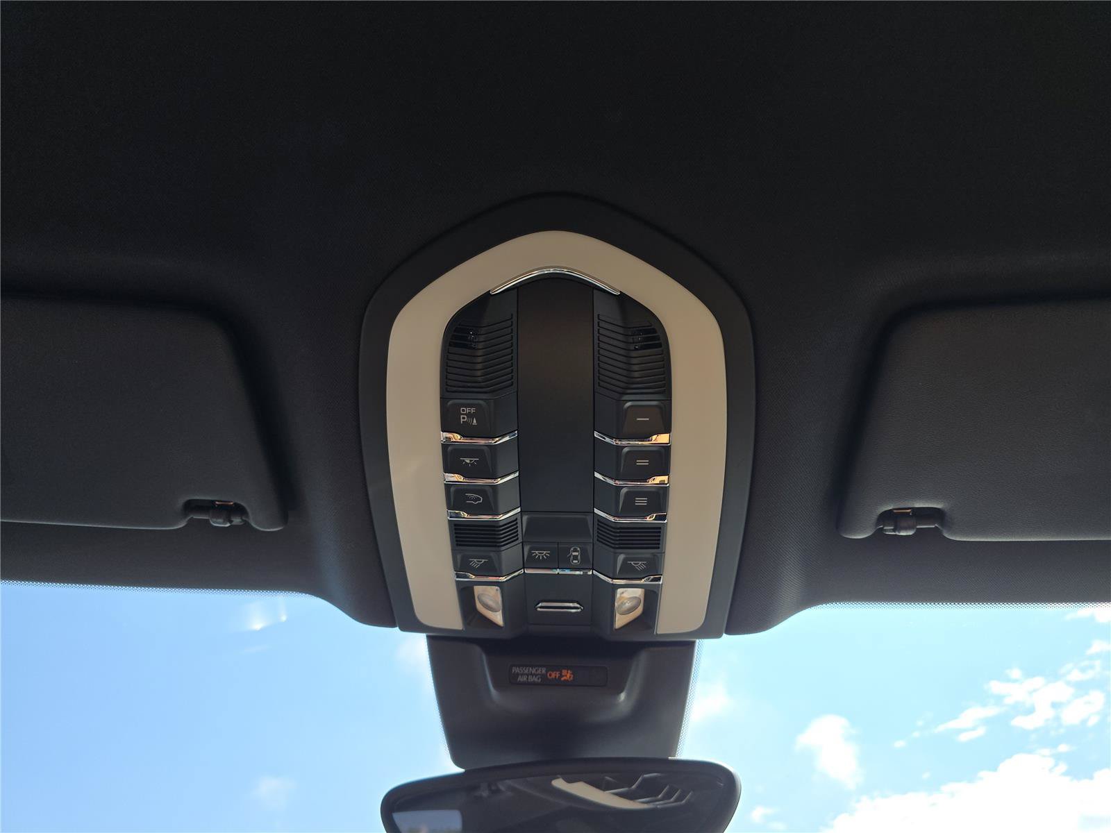 Used 2018 Porsche Macan AWD/4WD image 25