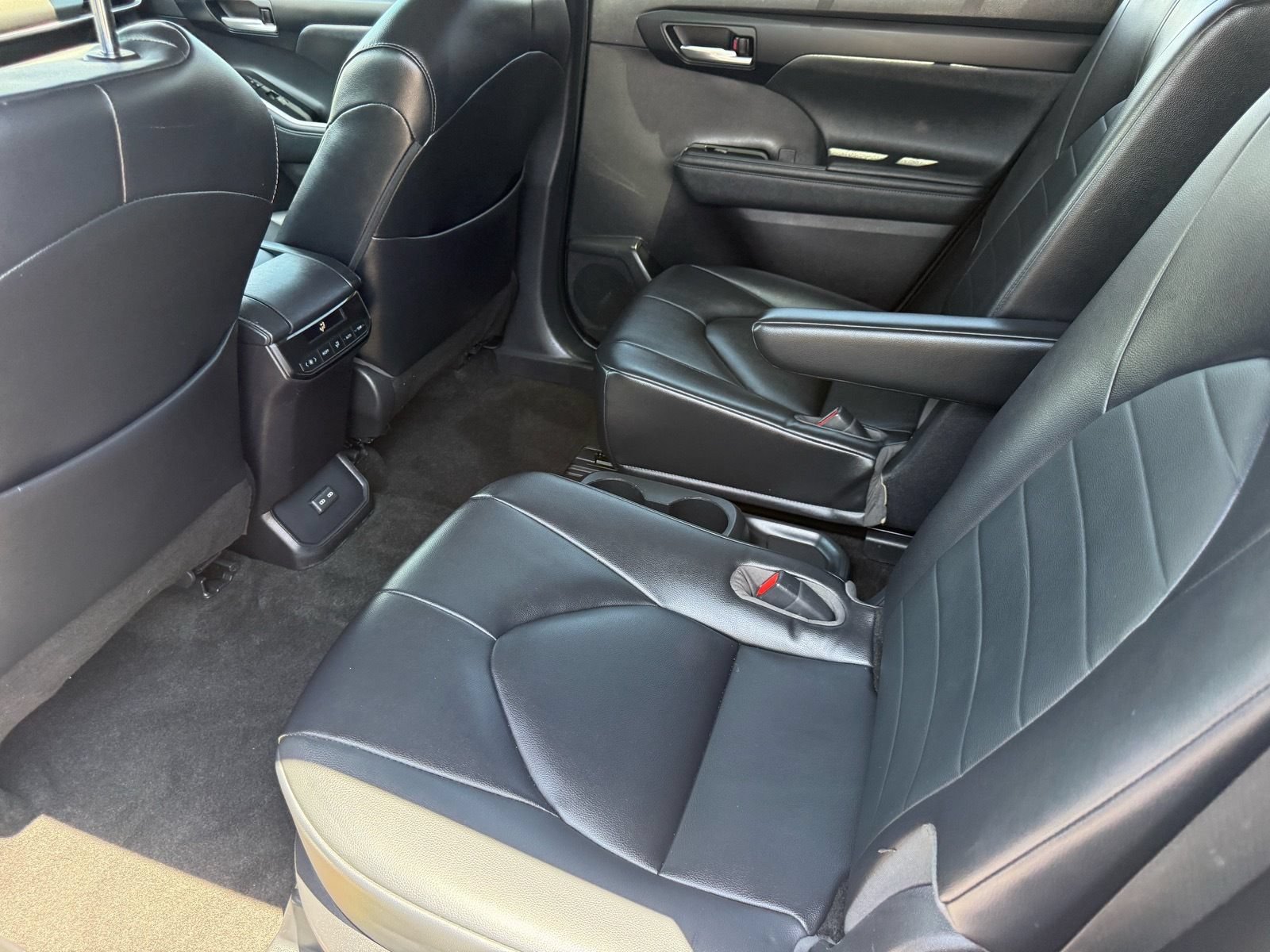 Used 2023 Toyota Highlander XLE FWD image 27