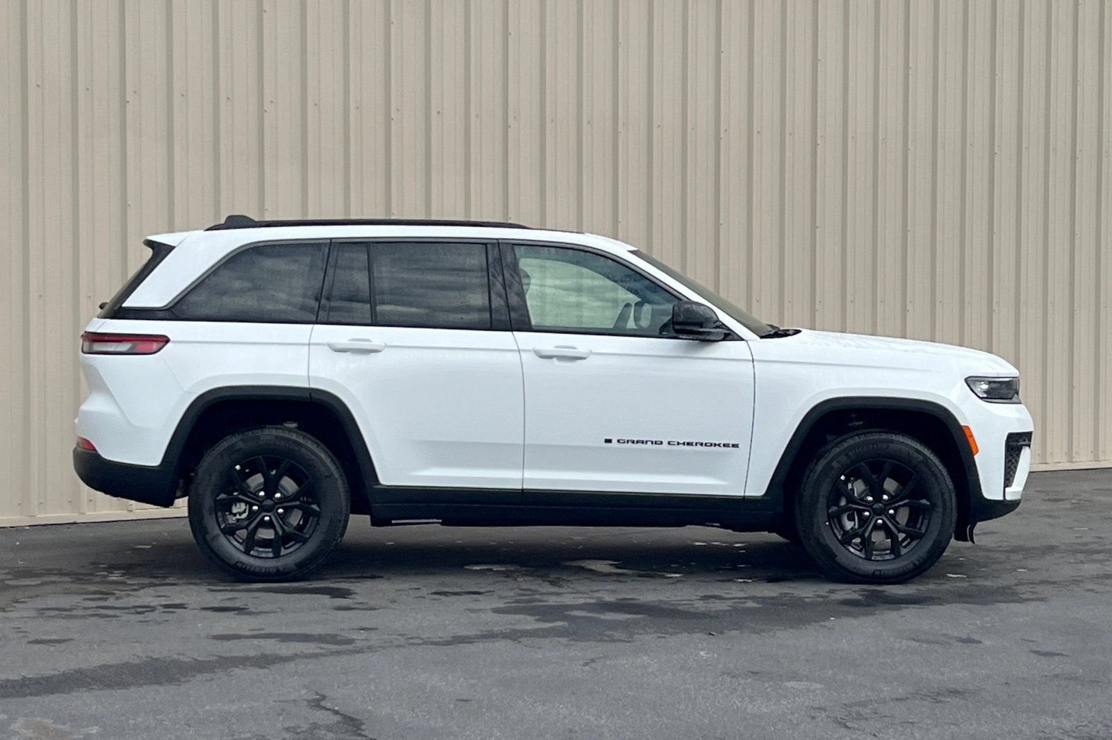 New 2026 Jeep Grand Cherokee Altitude AWD/4WD image 2