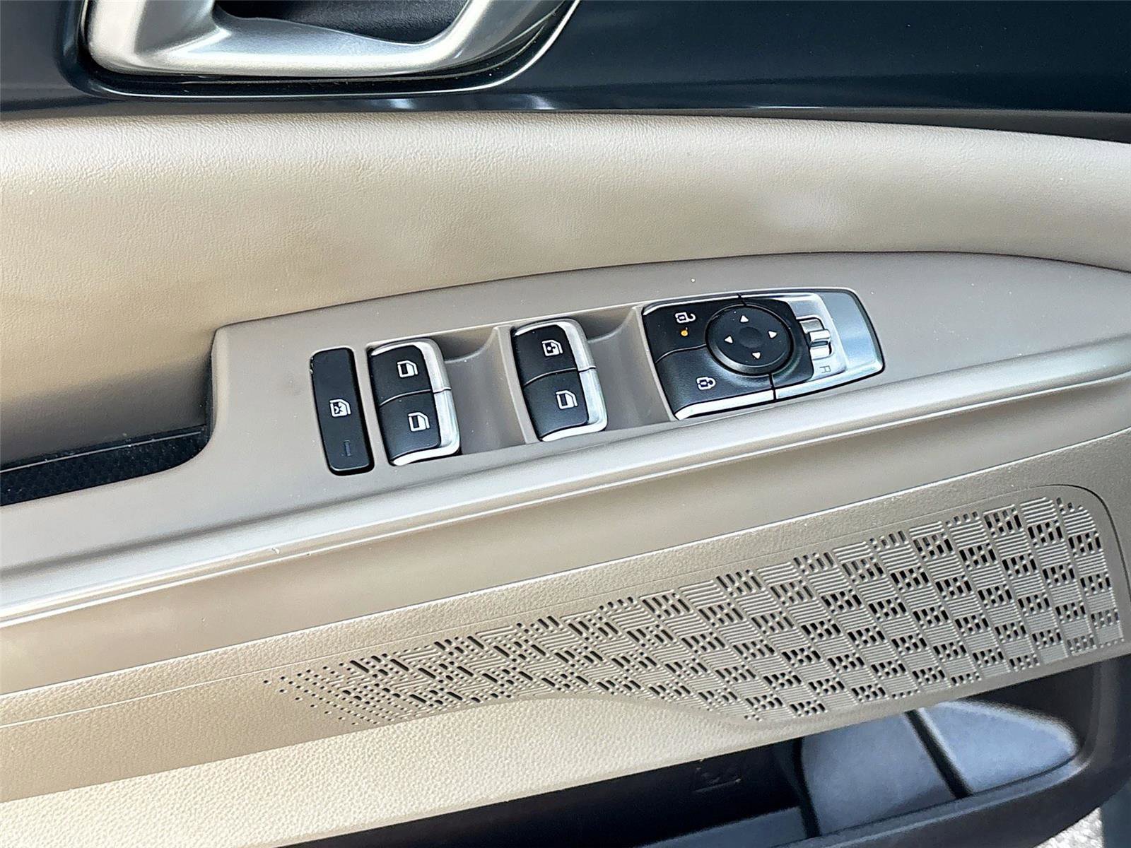 Used 2025 Kia Carnival FWD image 18