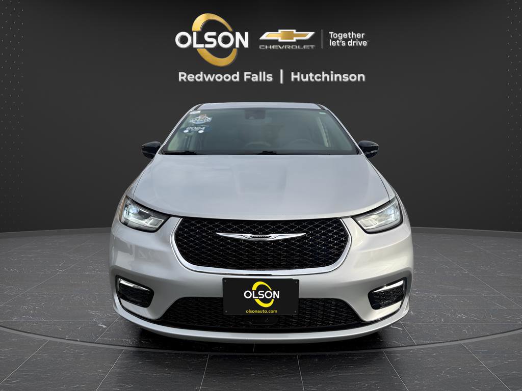 Used 2024 Chrysler Pacifica Touring-L image 8