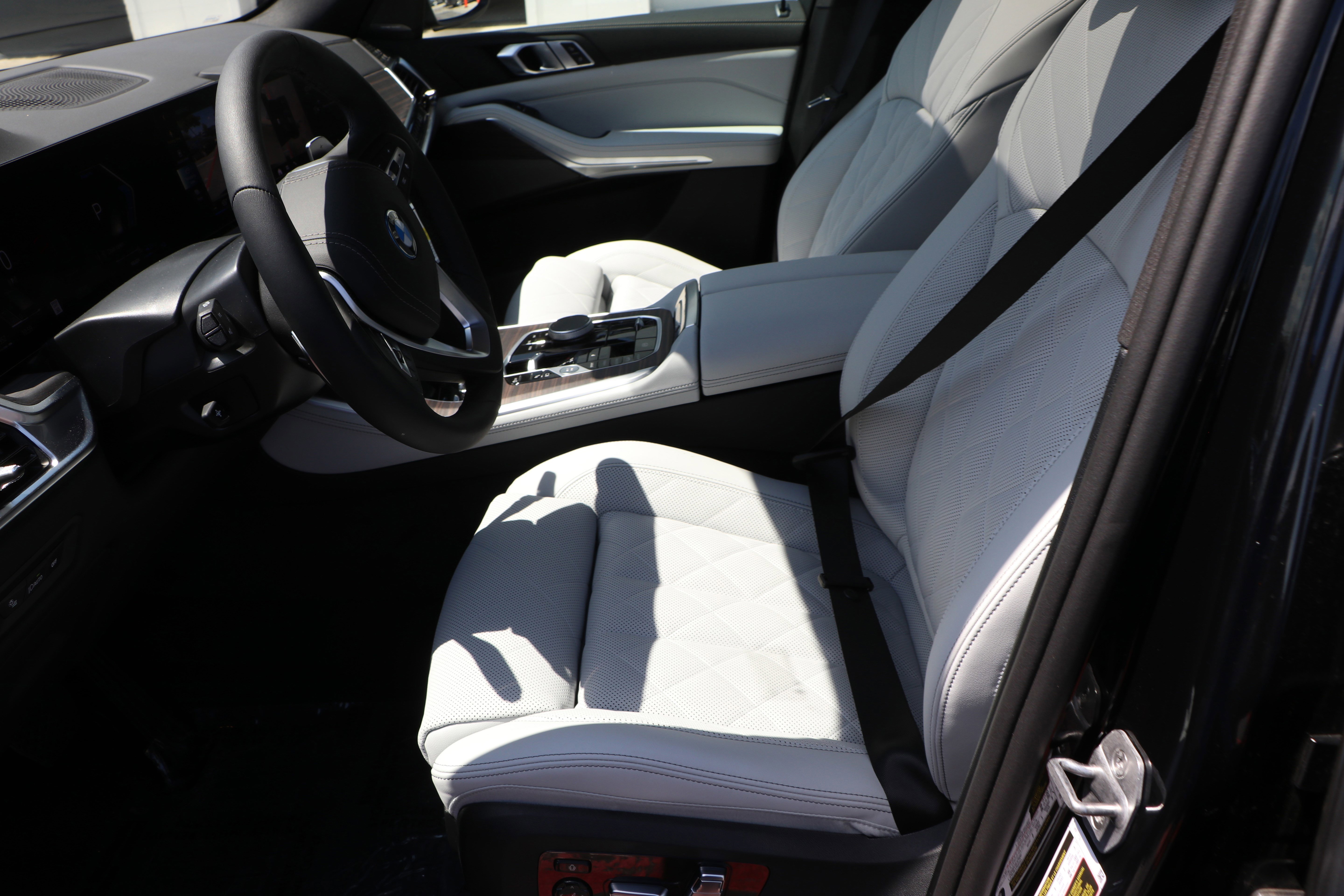 Used 2025 BMW X5 xDrive50e w/ Climate Comfort Package AWD/4WD image 15