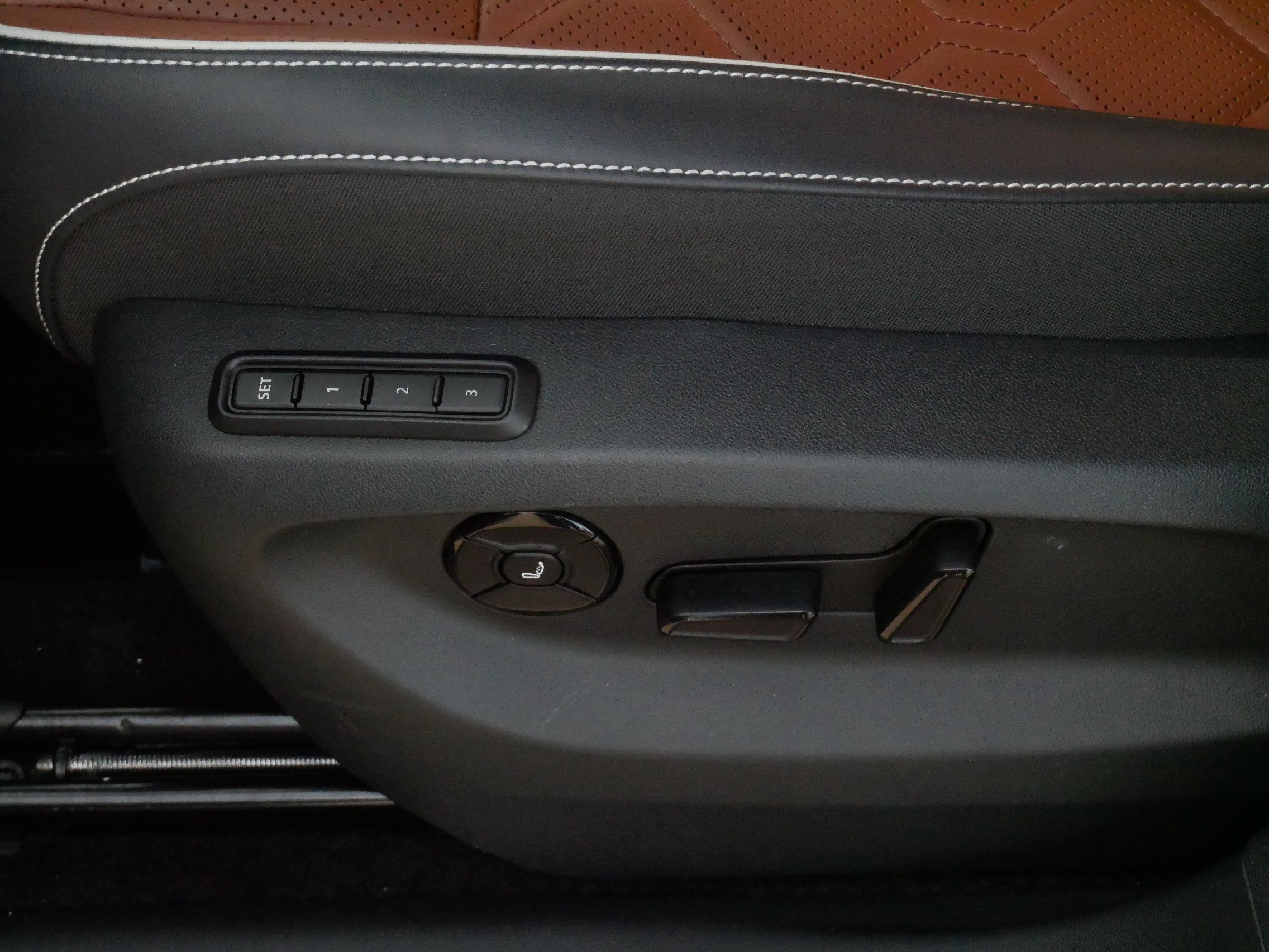 Certified 2025 Volkswagen Tiguan SEL R-Line image 20