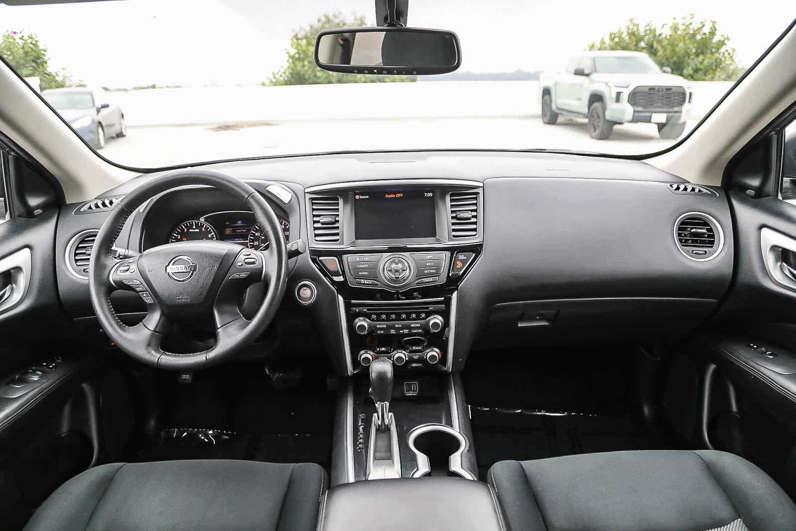 Used 2019 Nissan Pathfinder SV FWD image 12