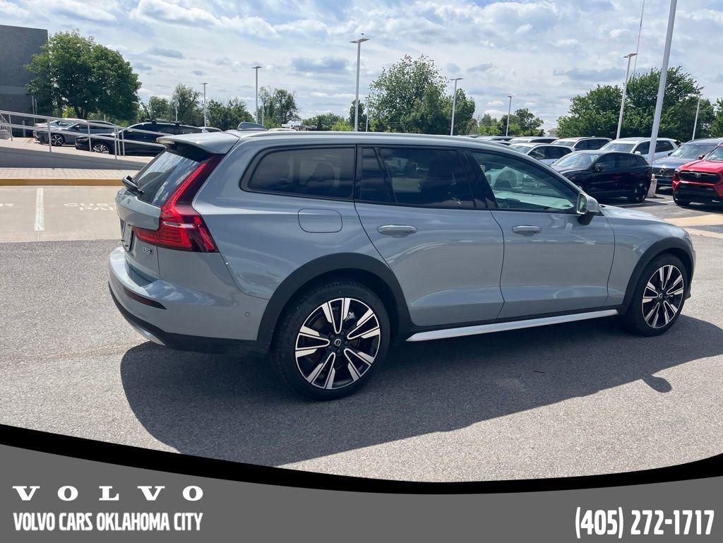 Used 2025 Volvo V60 B5 Cross Country Ultra AWD/4WD image 5