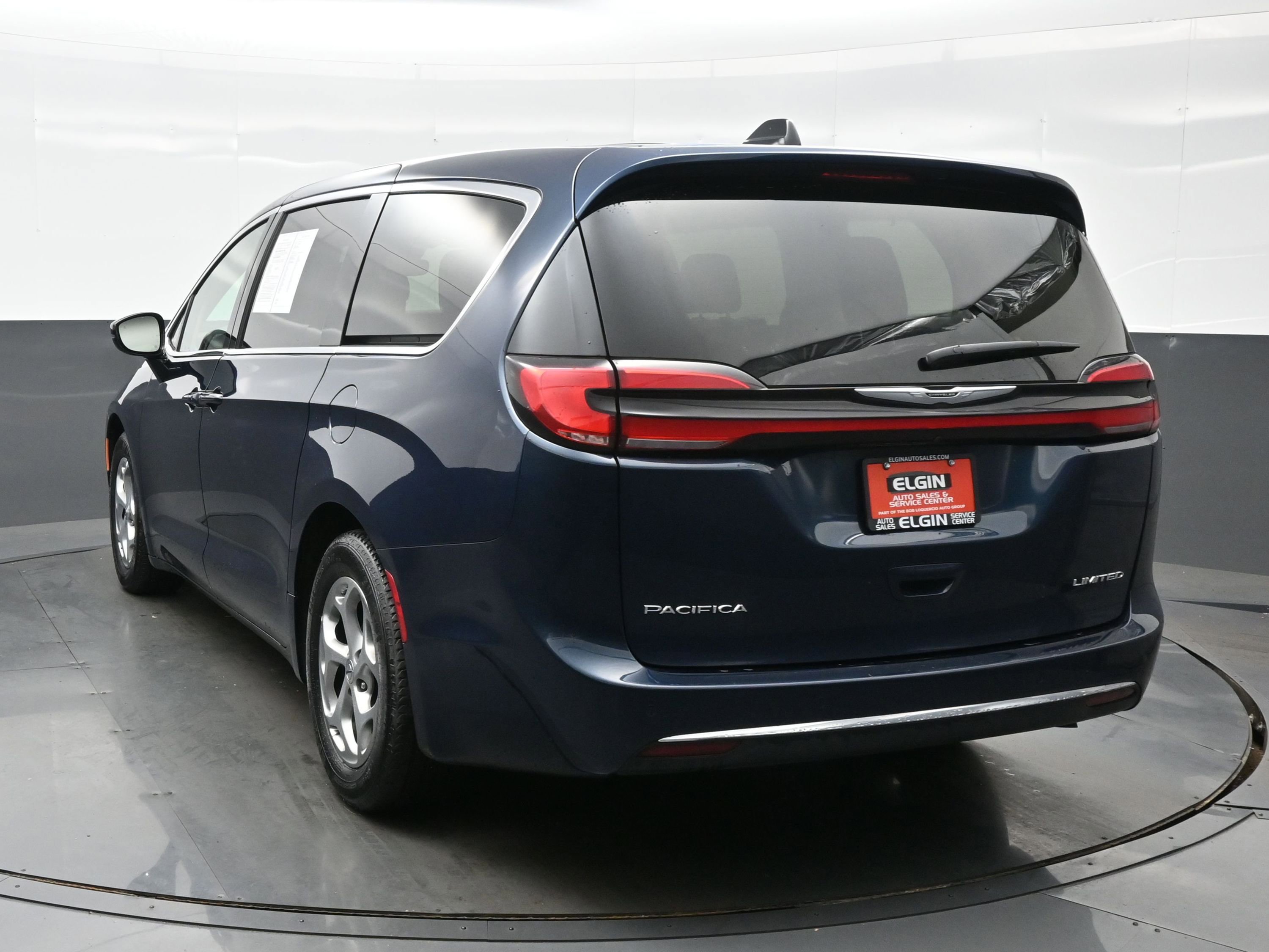 Used 2024 Chrysler Pacifica Limited image 4
