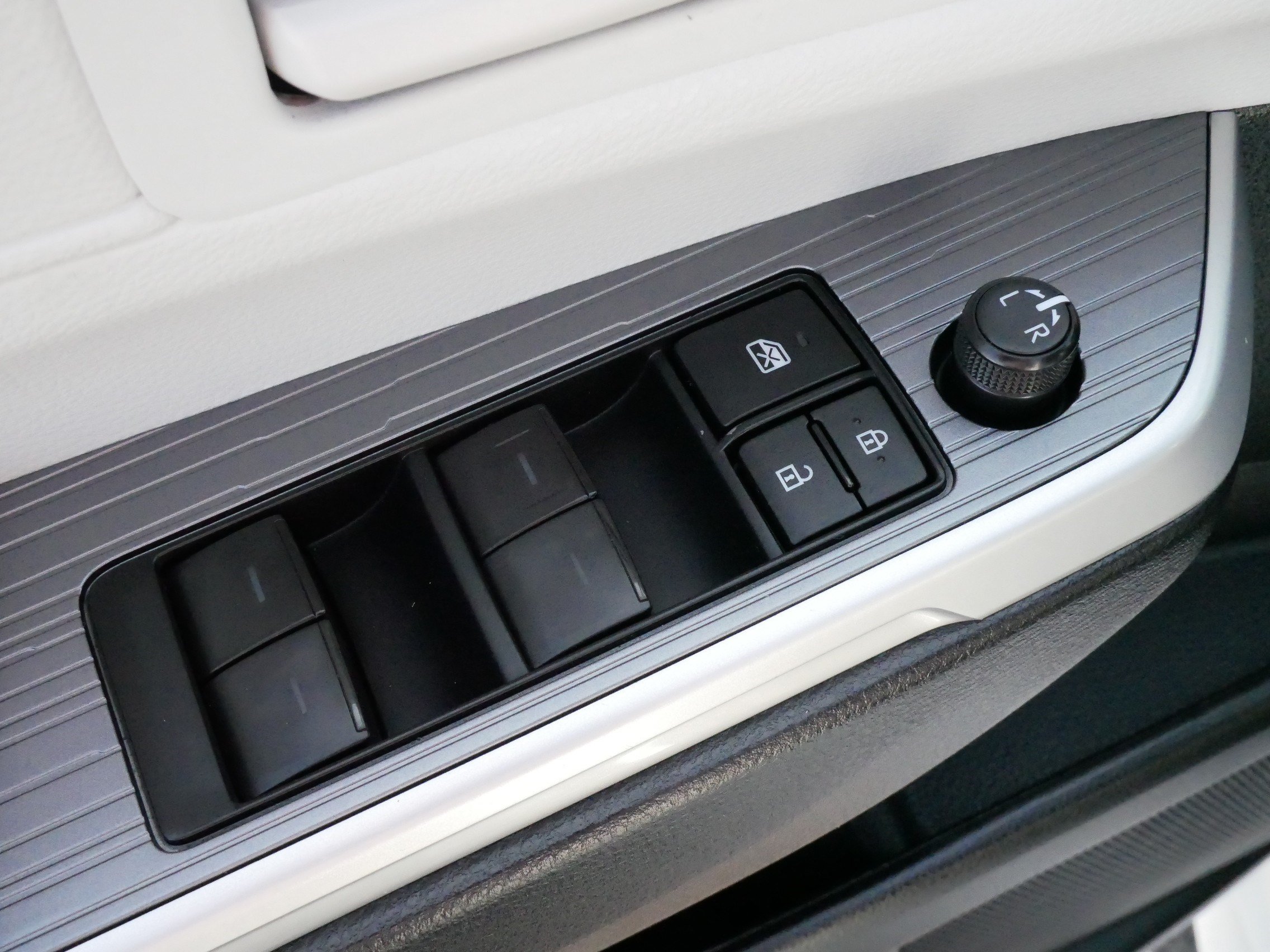 Certified 2025 Toyota Sienna LE FWD image 19