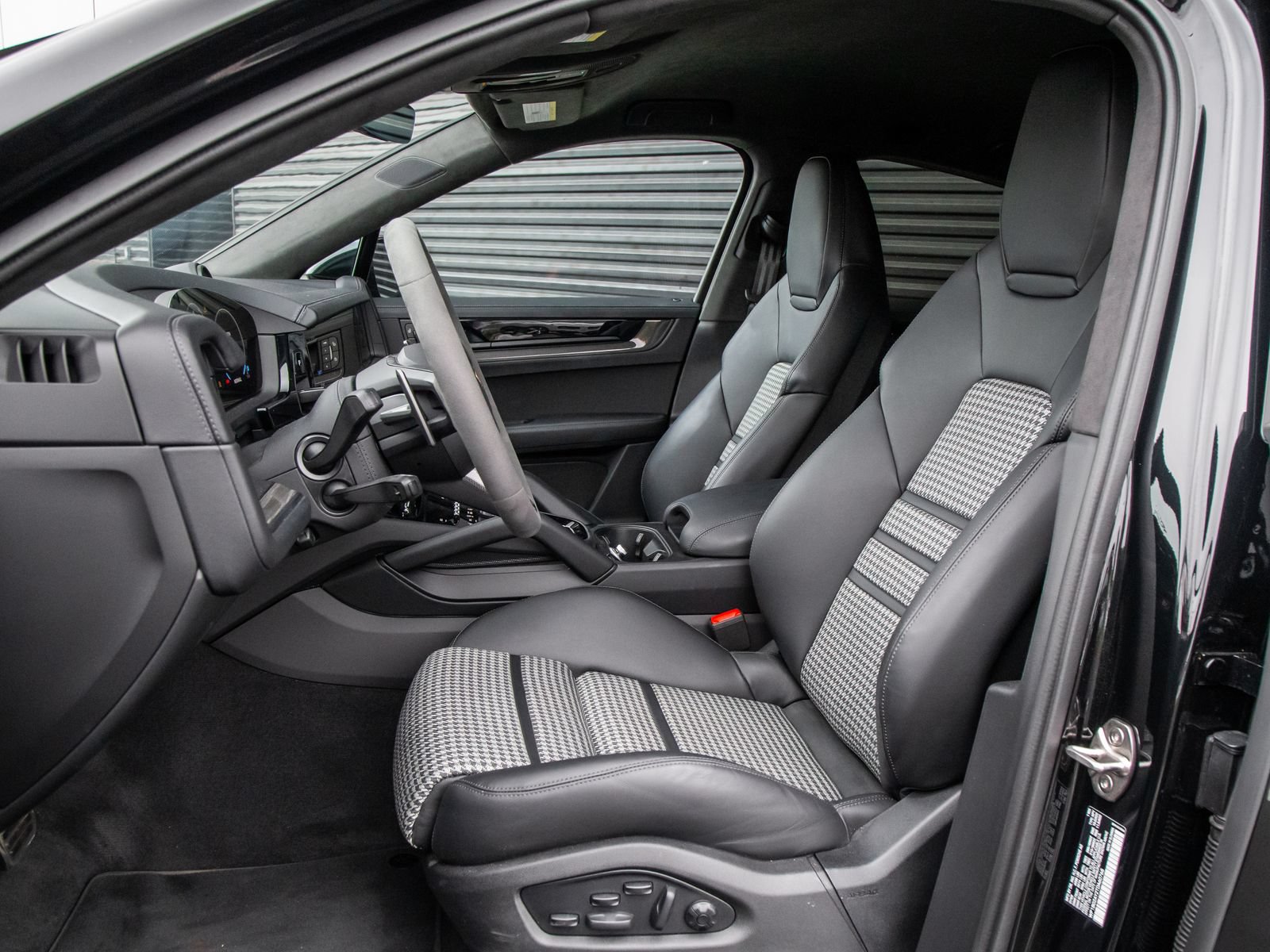 Certified 2026 Porsche Cayenne GTS AWD/4WD image 5