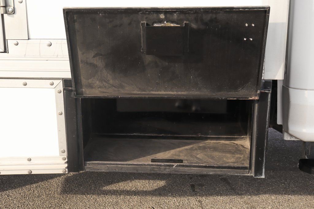 Used 2017 Ford F550 2WD Regular Cab Super Duty image 16