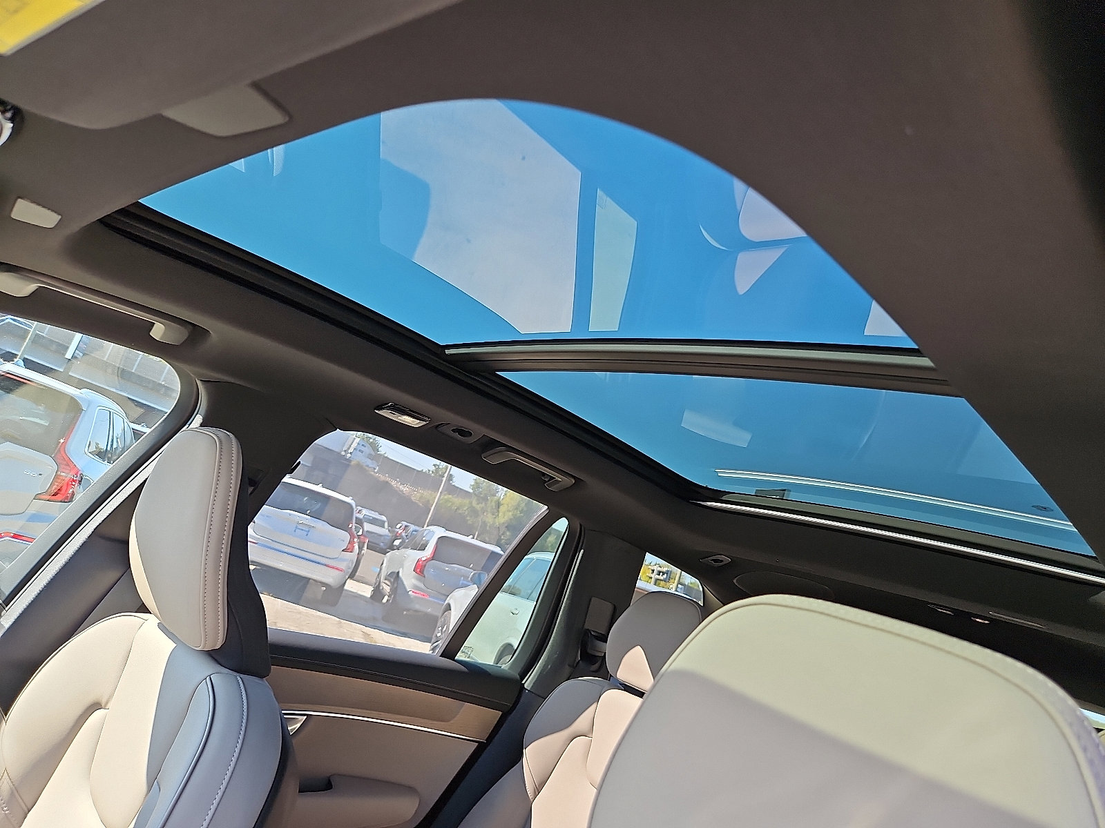 New 2026 Volvo XC90 B6 Plus w/ Protection Package Premier image 12