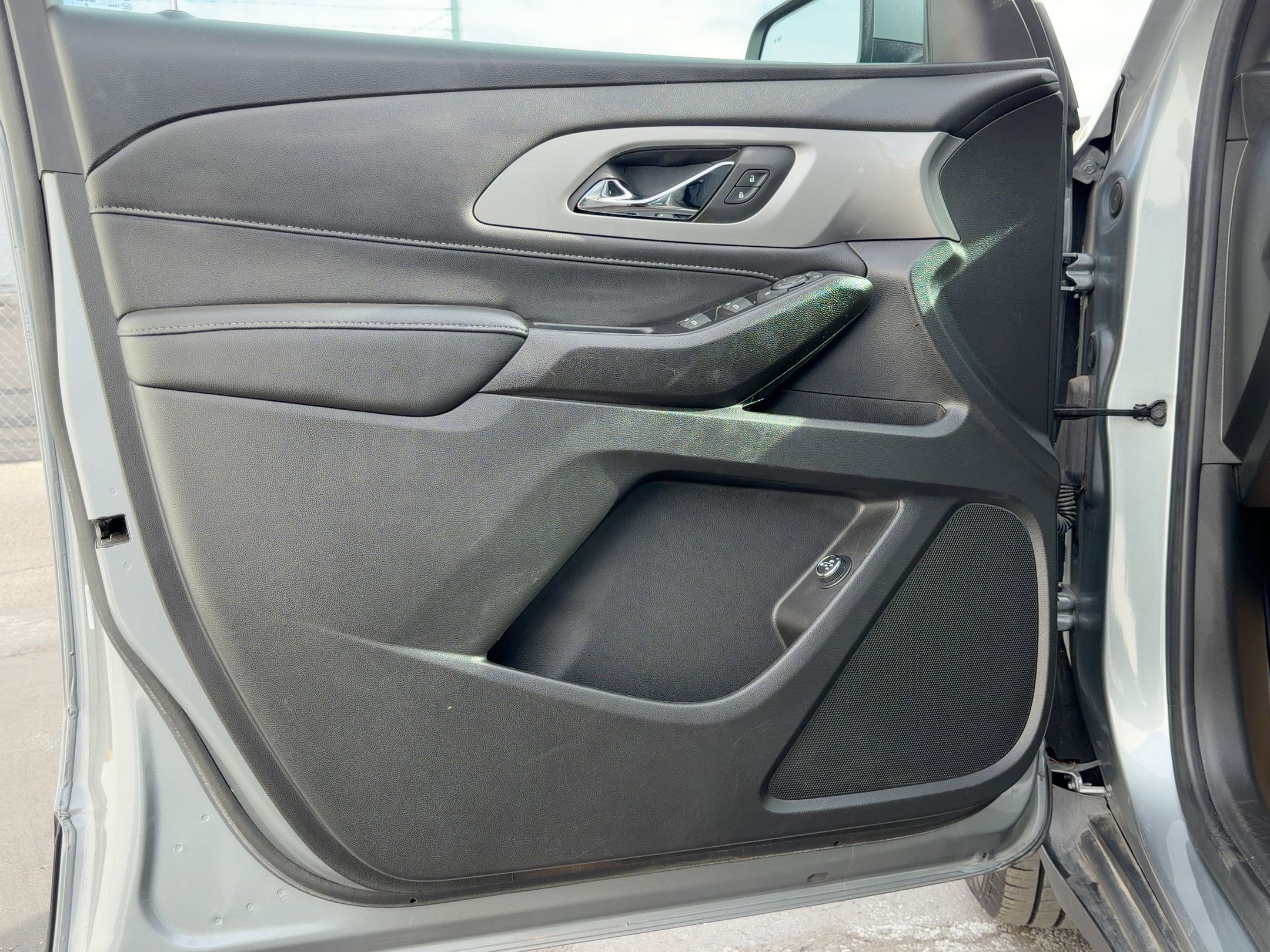 Used 2023 Chevrolet Traverse LT image 32