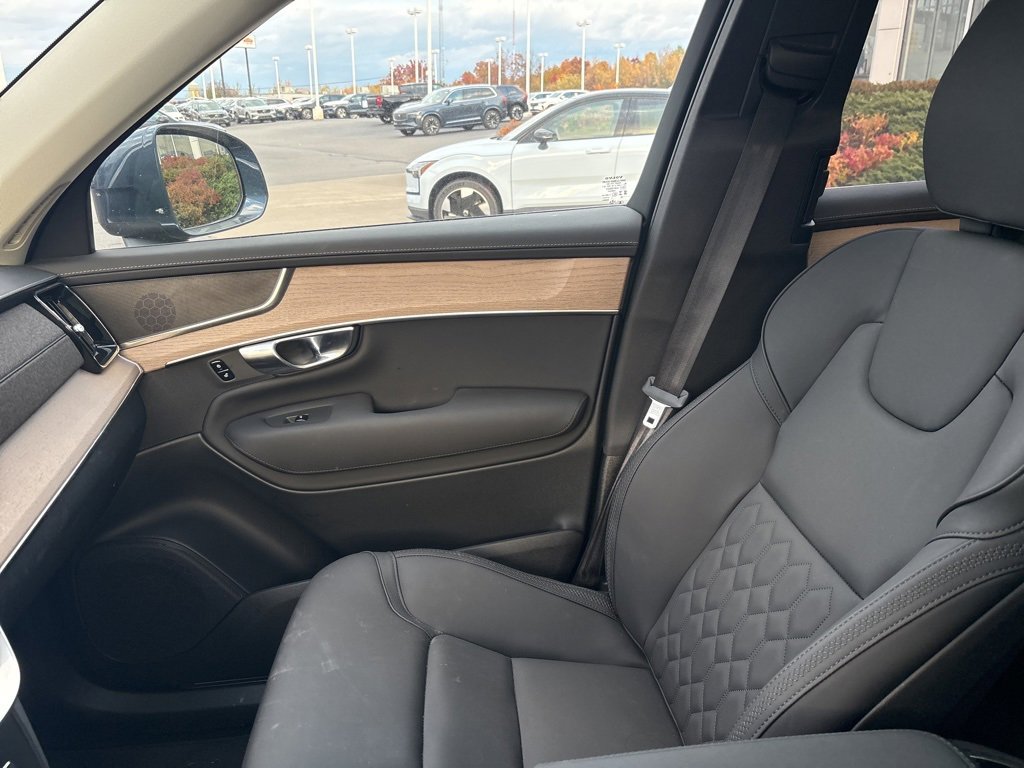 Certified 2025 Volvo XC90 B6 Plus image 32