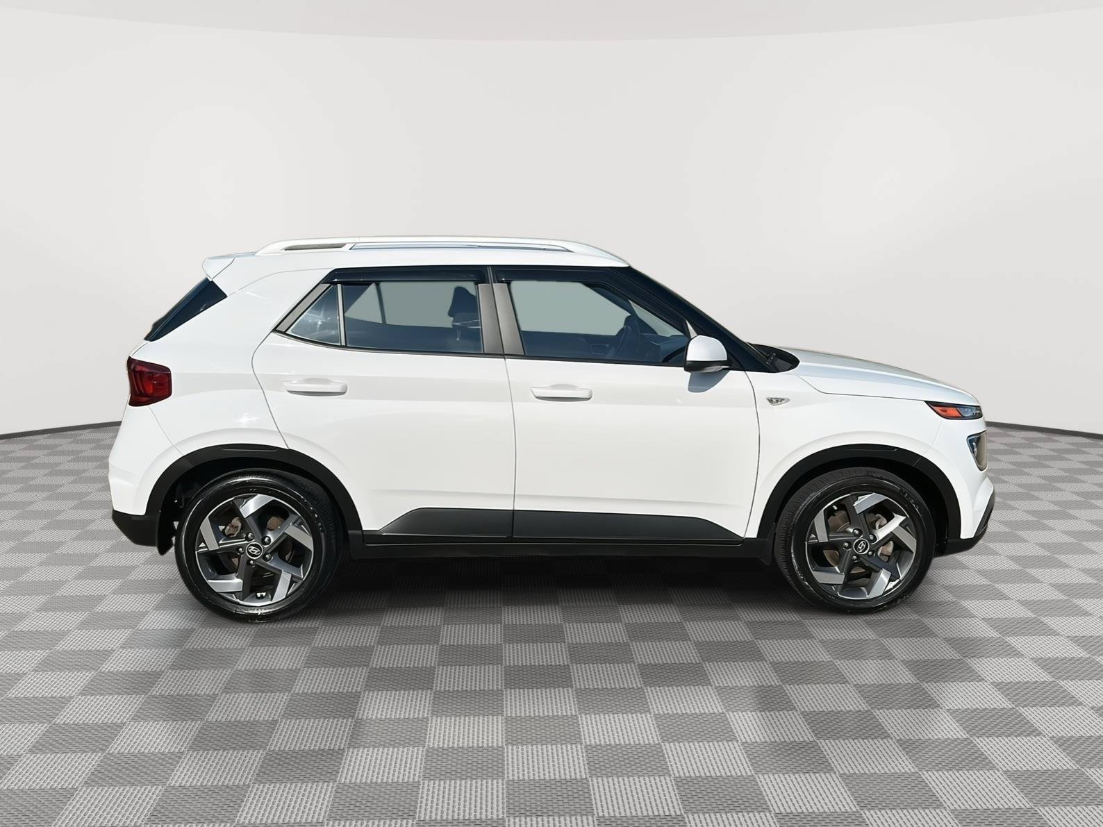 Used 2023 Hyundai Venue SEL FWD image 4