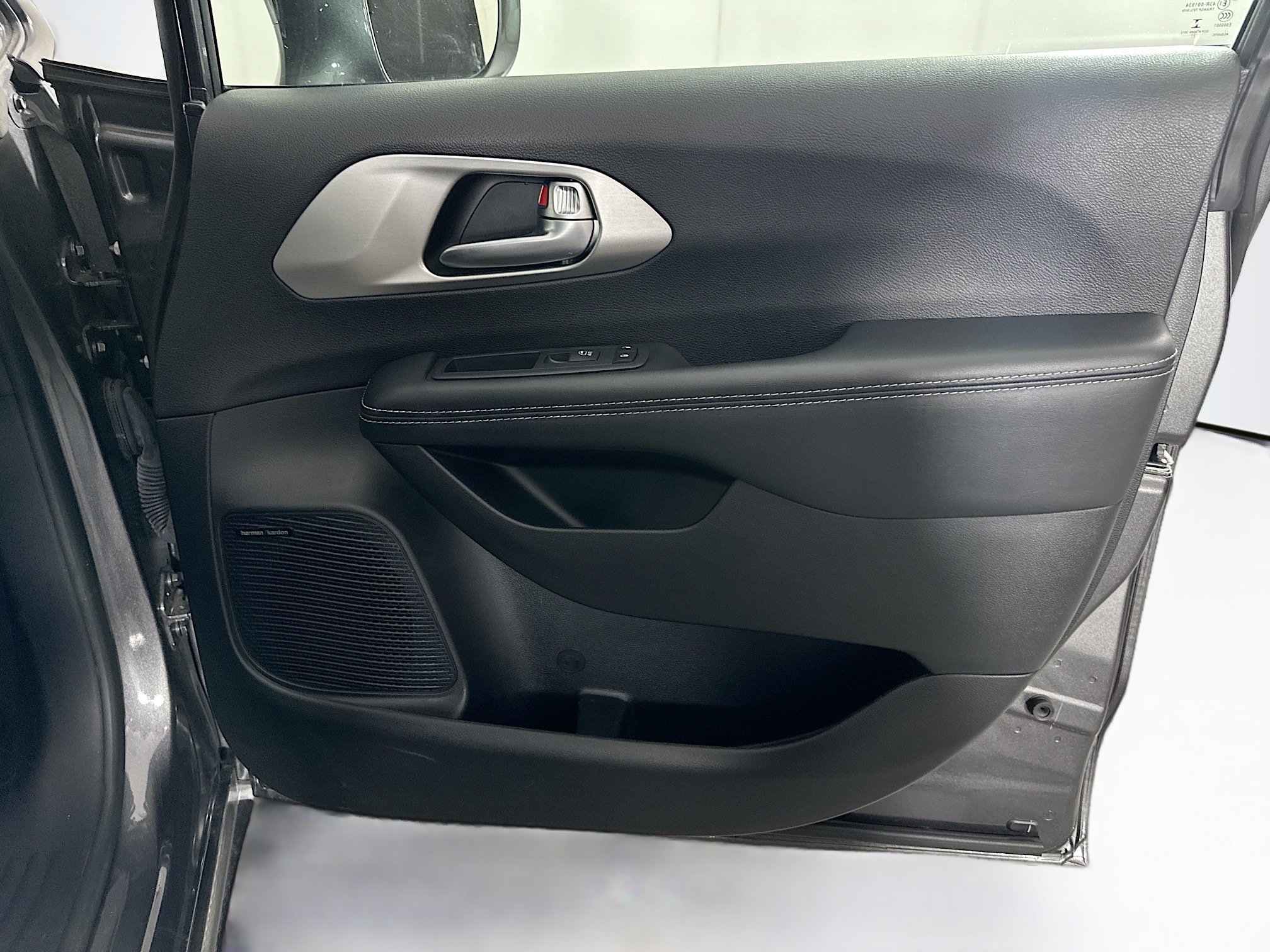 Used 2022 Chrysler Pacifica Limited w/ Uconnect Theater Family Group FWD image 33
