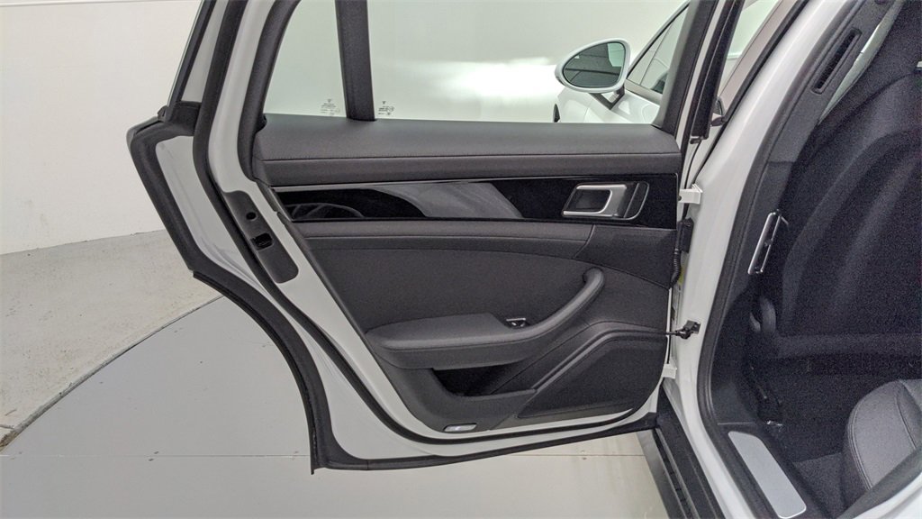 Used 2022 Porsche Panamera 4 image 40