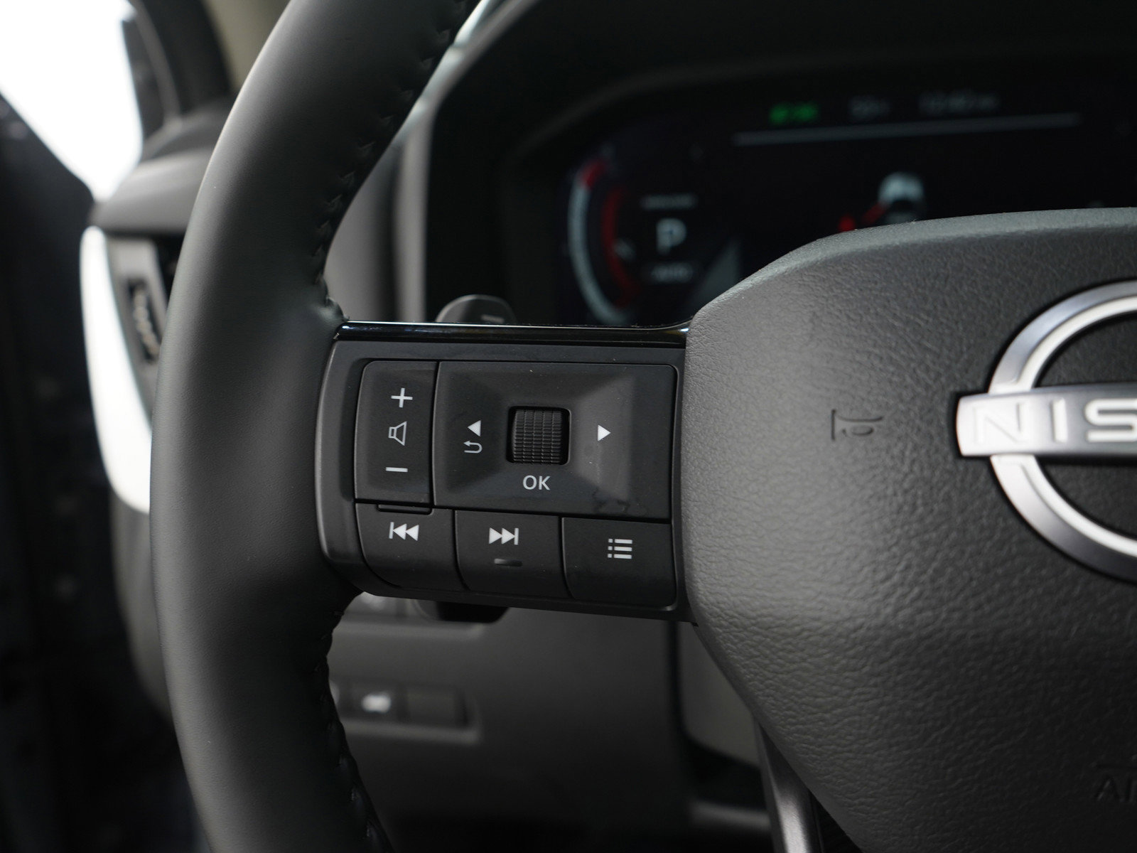 Used 2025 Nissan Rogue SL w/ SL Premium Package image 26