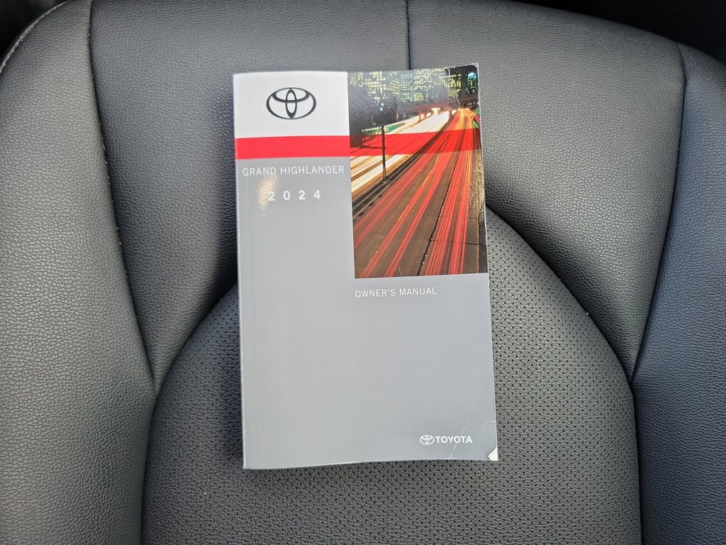 Used 2024 Toyota Grand Highlander XLE image 32