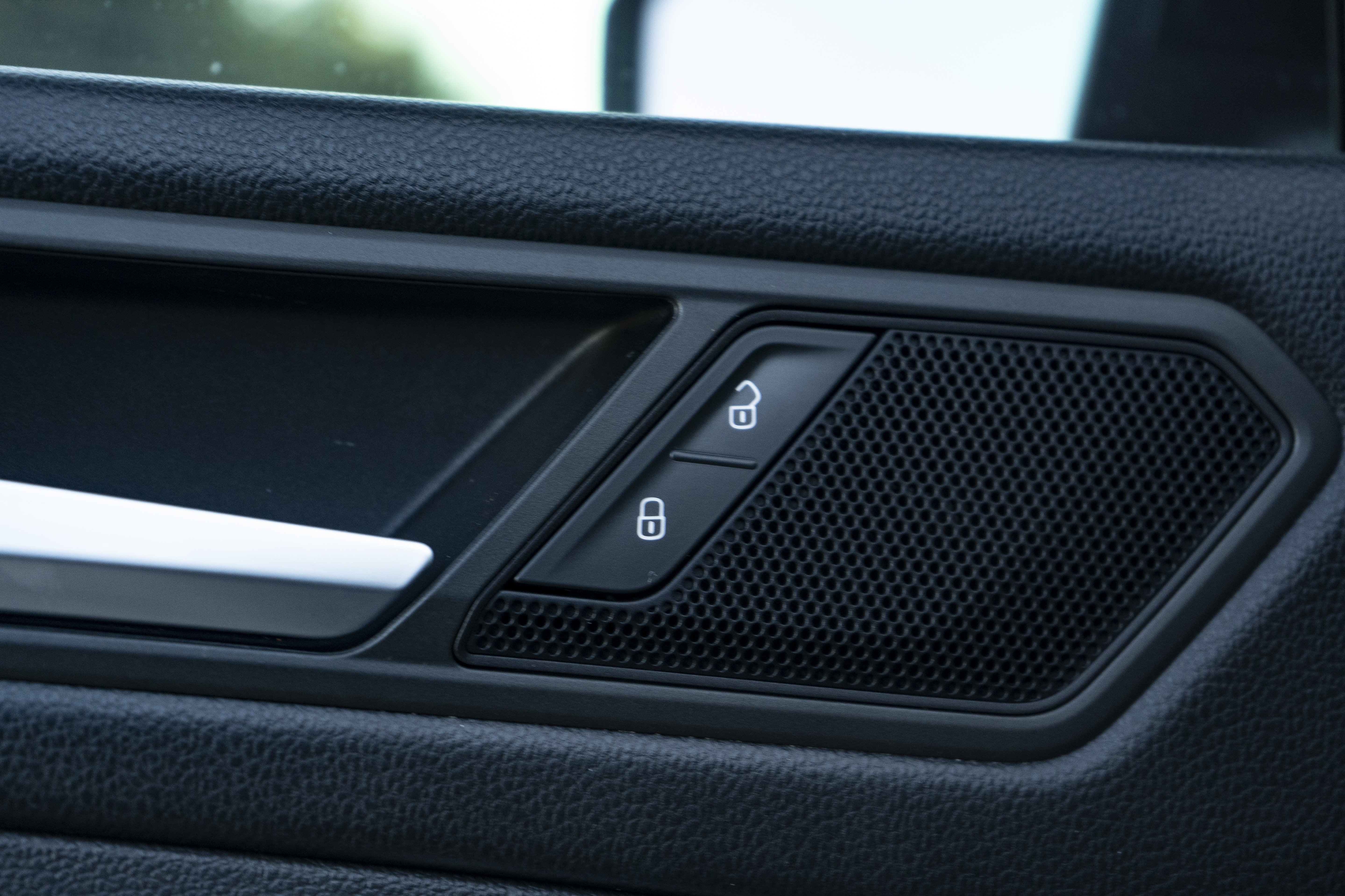 Certified 2020 Volkswagen Tiguan SEL FWD image 36