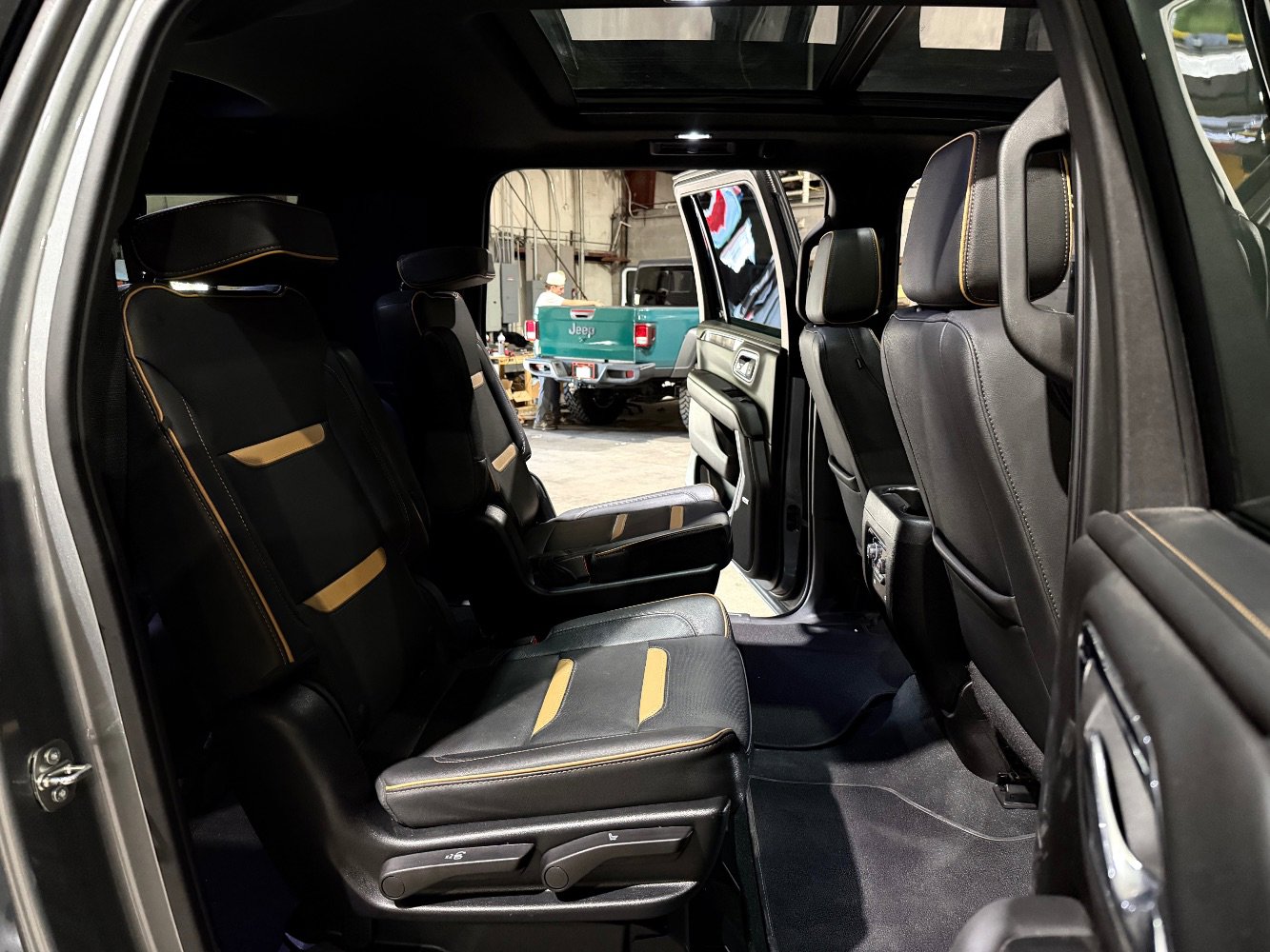 Used 2023 GMC Yukon XL AT4 w/ AT4 Premium Package AWD/4WD image 22
