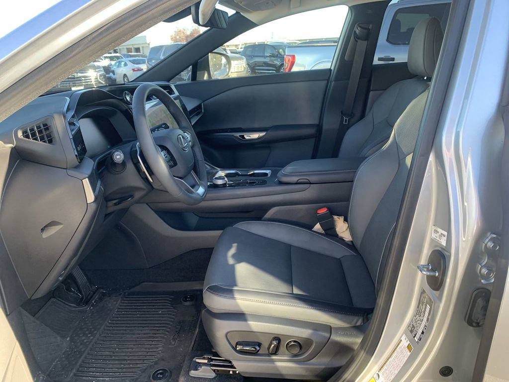 Used 2025 Lexus RZ 300e image 17