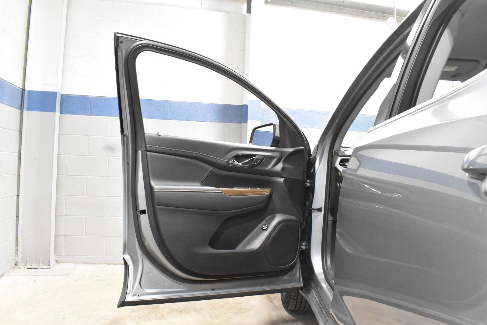 Used 2023 GMC Acadia SLE w/ Driver Convenience Package image 10