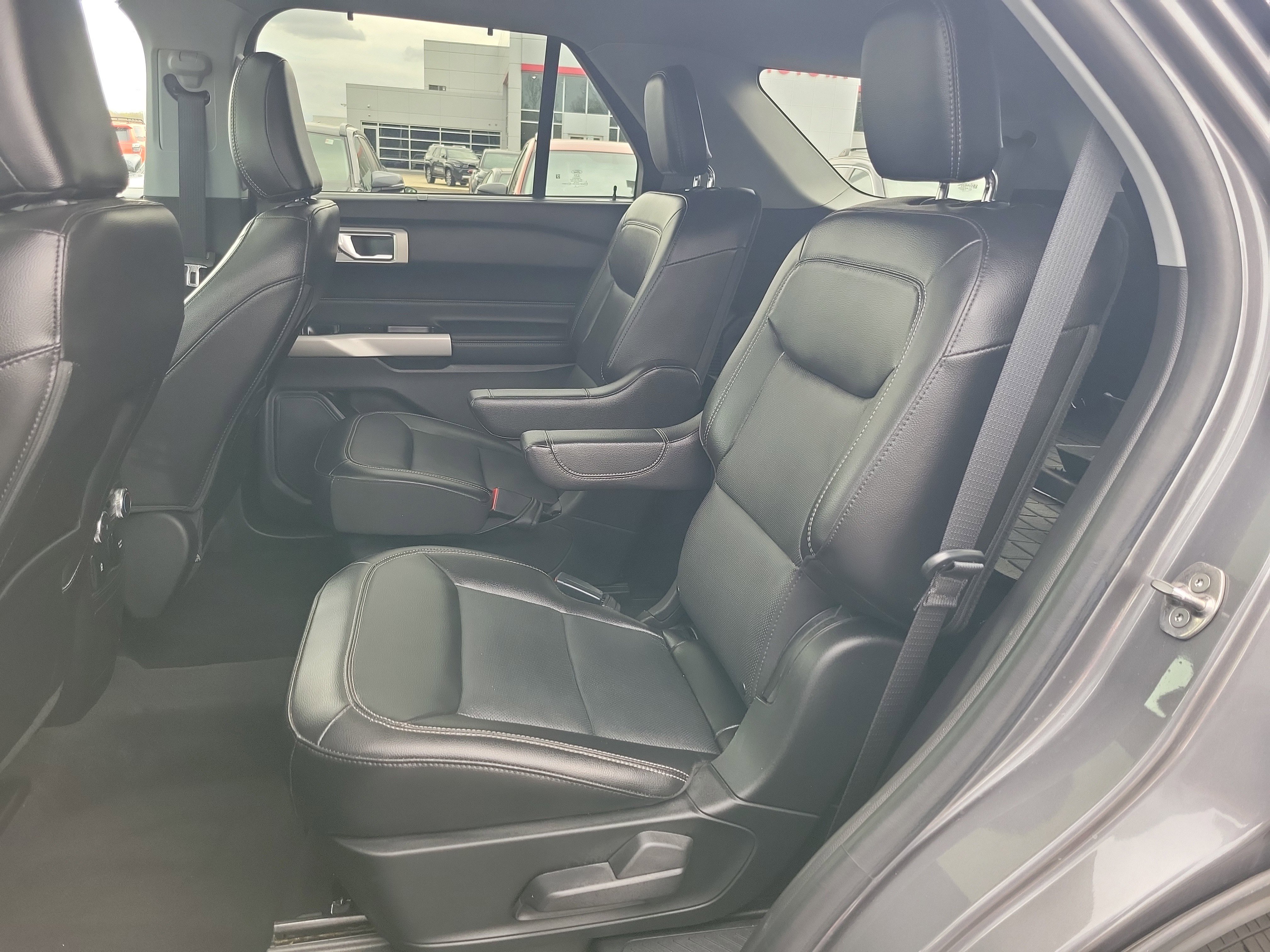 Used 2022 Ford Explorer Limited w/ Equipment Group 301A AWD/4WD image 11