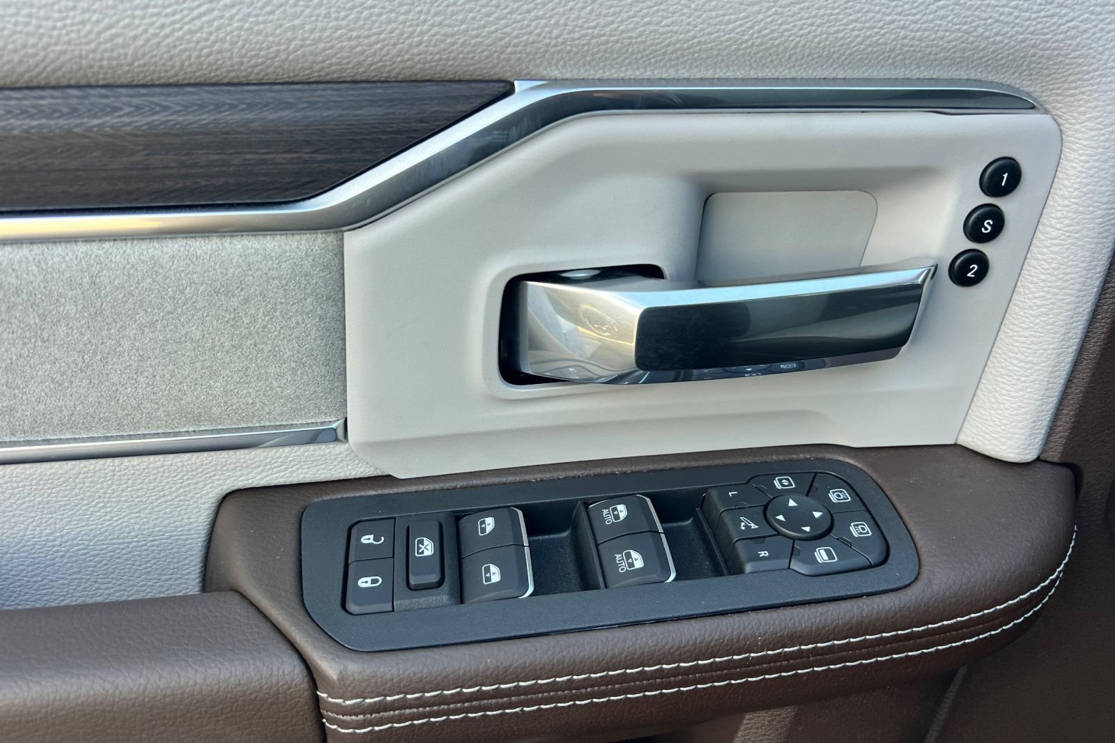 New 2026 RAM 3500 Laramie AWD/4WD image 10