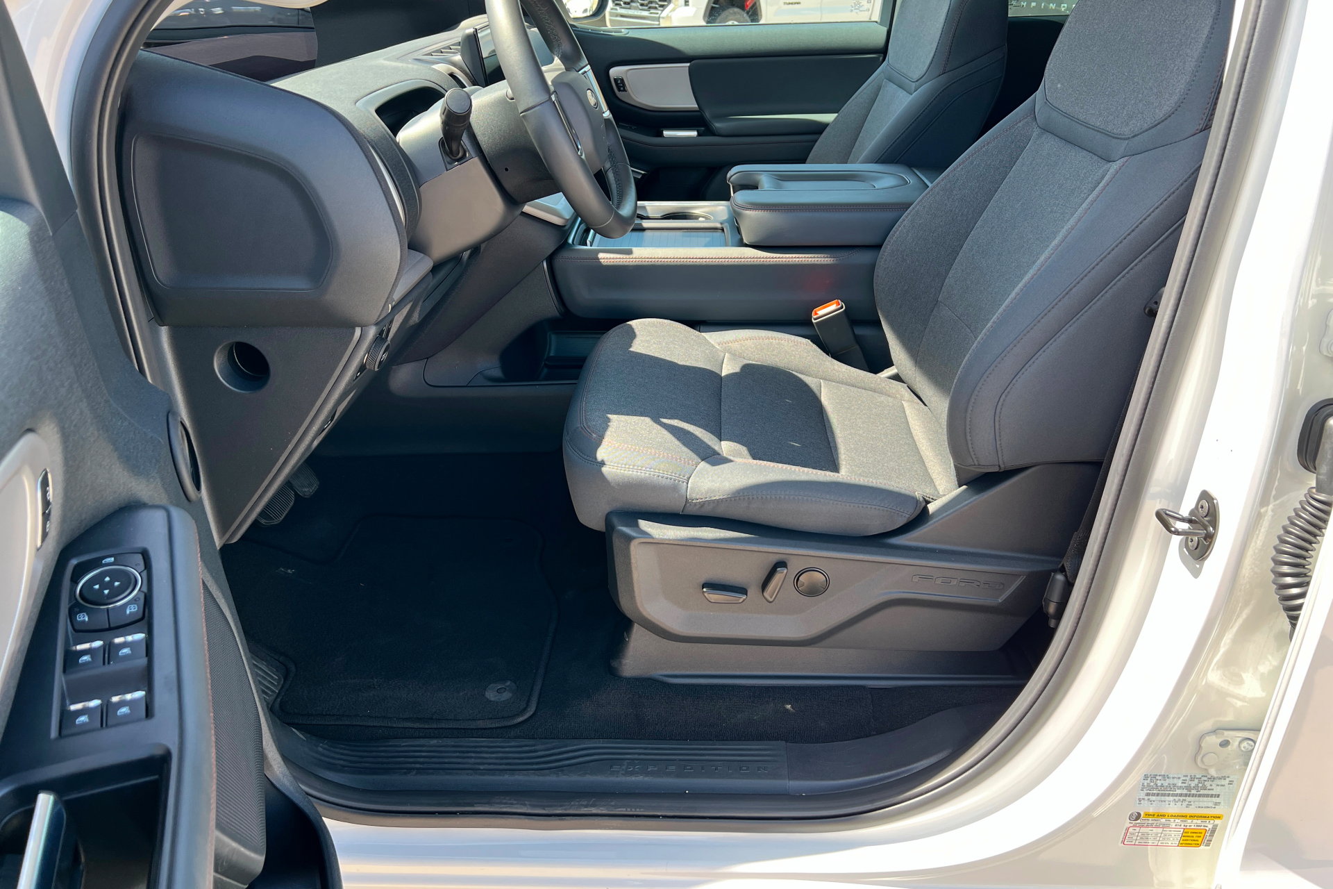 Used 2025 Ford Expedition Active AWD/4WD image 18