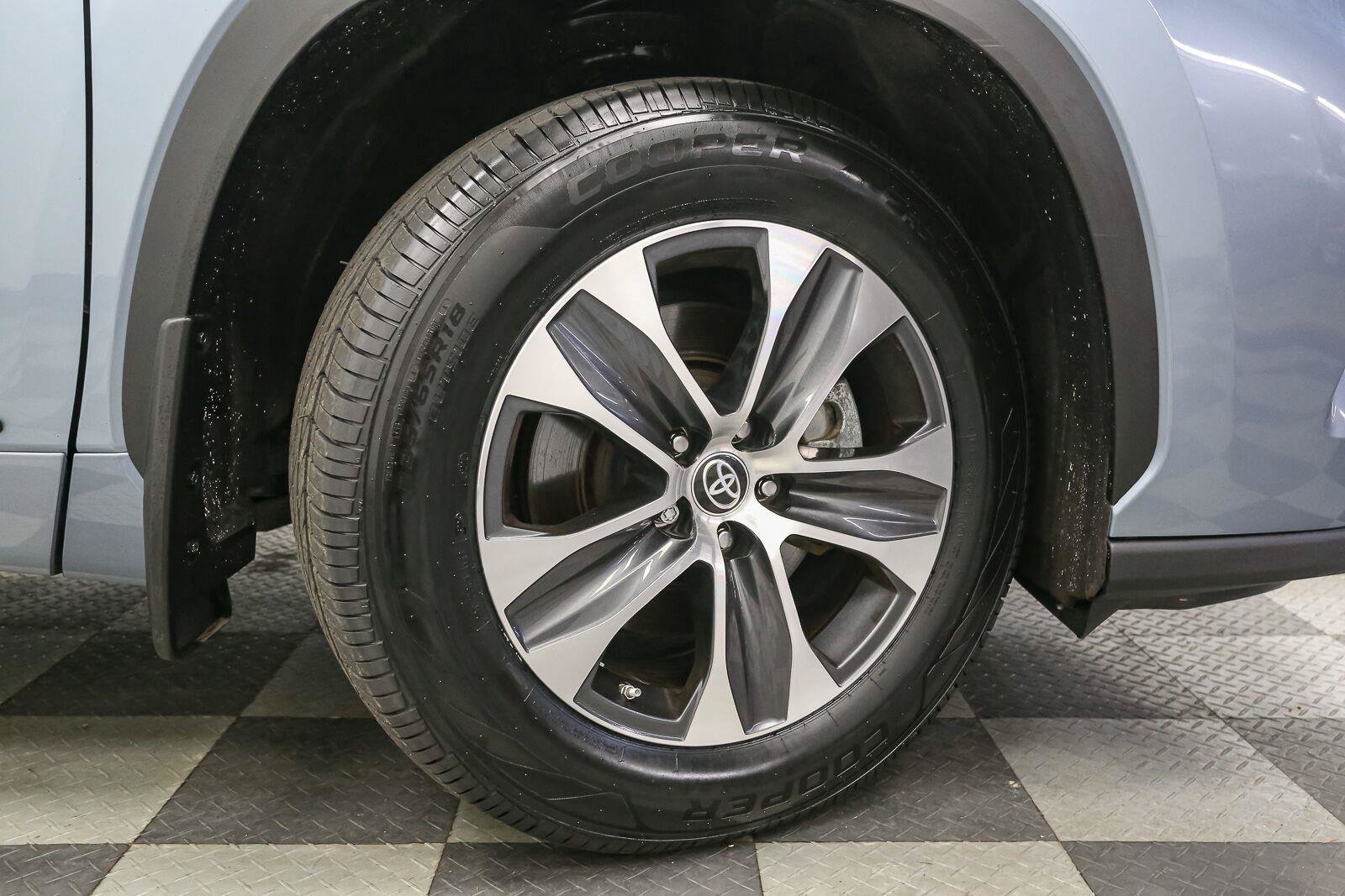 Used 2023 Toyota Highlander XLE AWD/4WD image 16