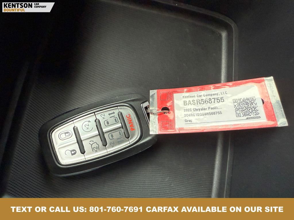 Used 2025 Chrysler Pacifica Select image 39