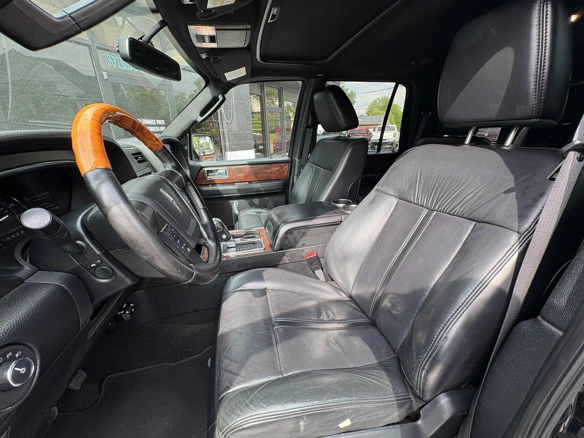 Used 2016 Lincoln Navigator Select image 12