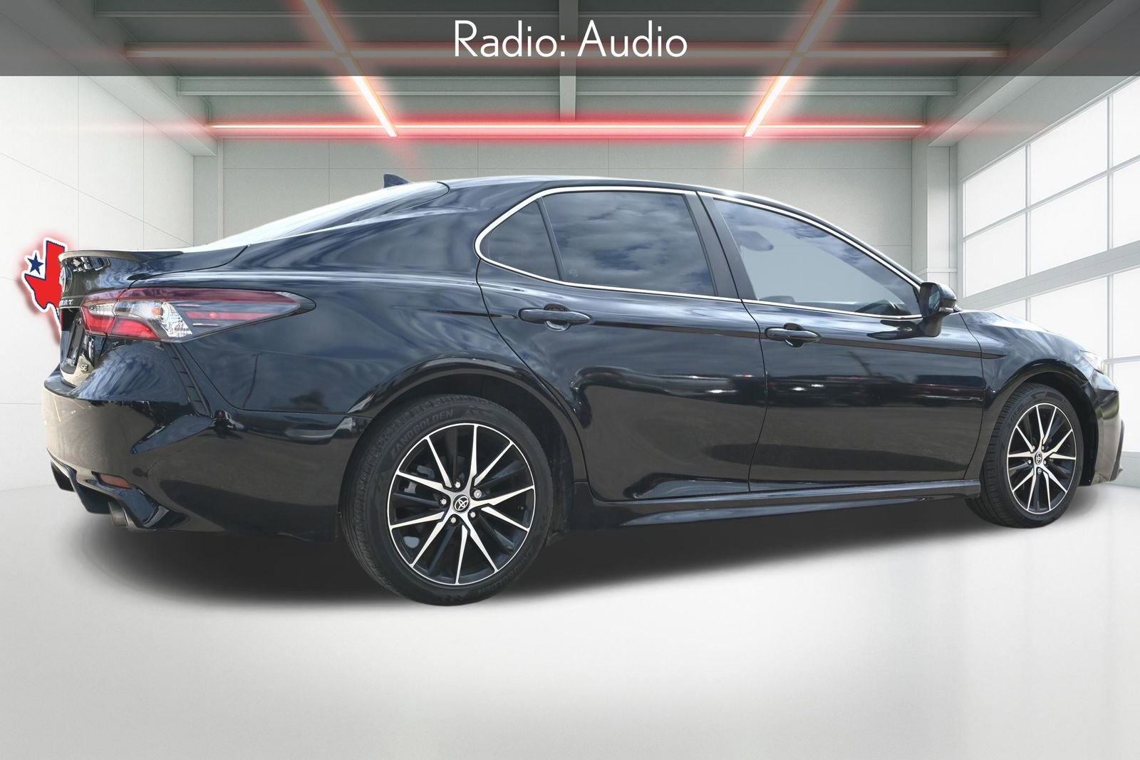 Used 2023 Toyota Camry SE image 3