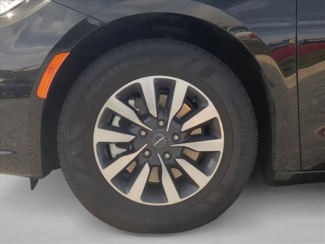 Used 2023 Chrysler Pacifica Touring-L FWD image 9