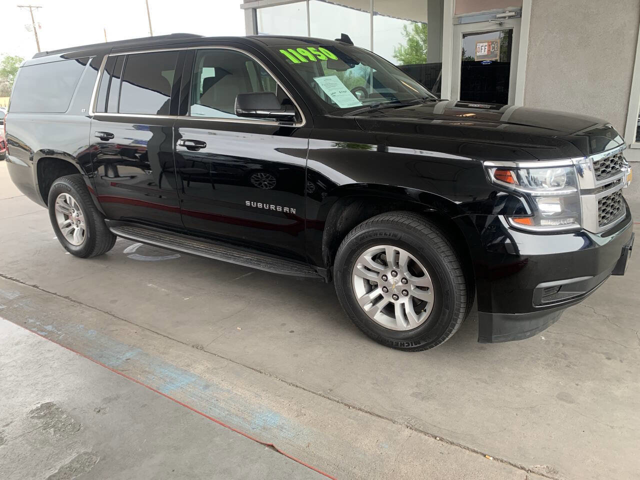 Used 2019 Chevrolet Suburban LT image 2