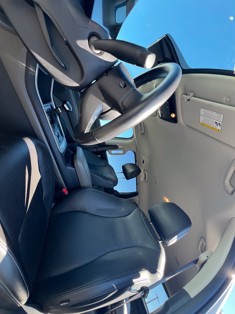 Used 2025 Kia Carnival FWD image 15