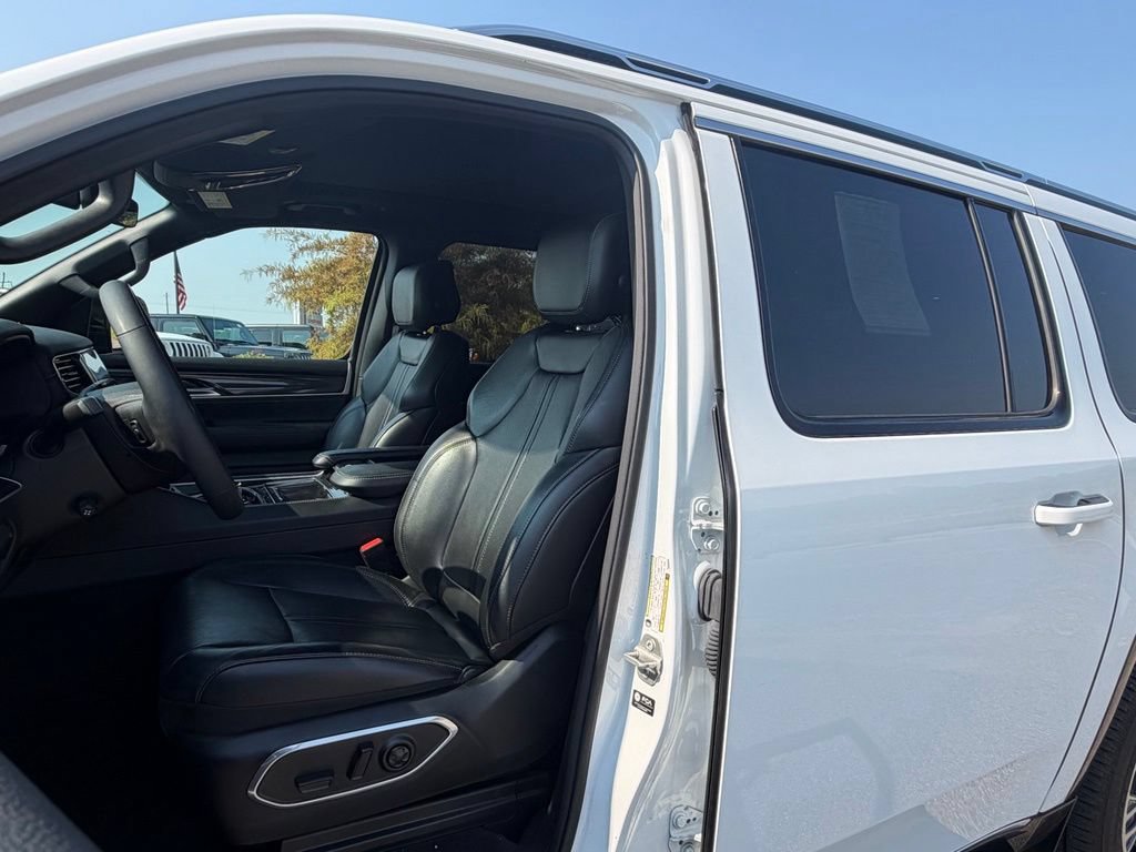 Used 2023 Jeep Wagoneer L 4WD w/ Premium Group I image 33