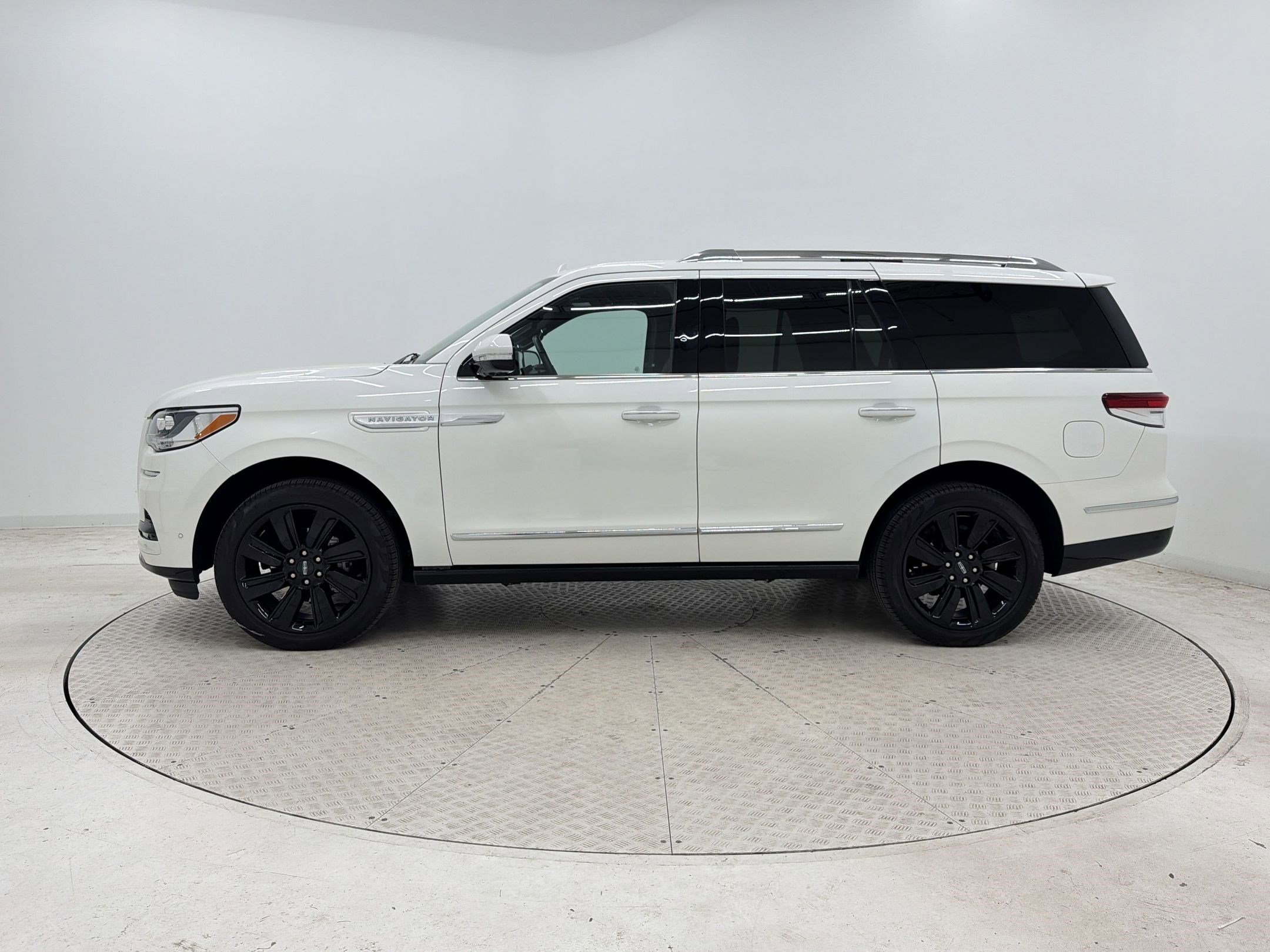 Used 2023 Lincoln Navigator Reserve AWD/4WD image 2