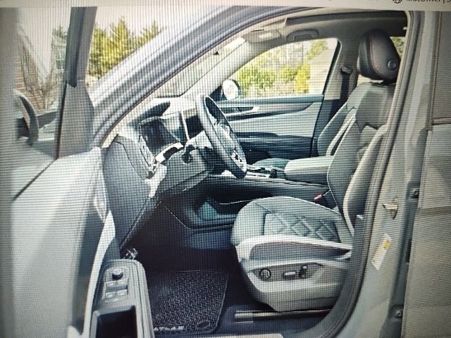 Used 2025 Volkswagen Atlas Peak Edition SE AWD/4WD image 2