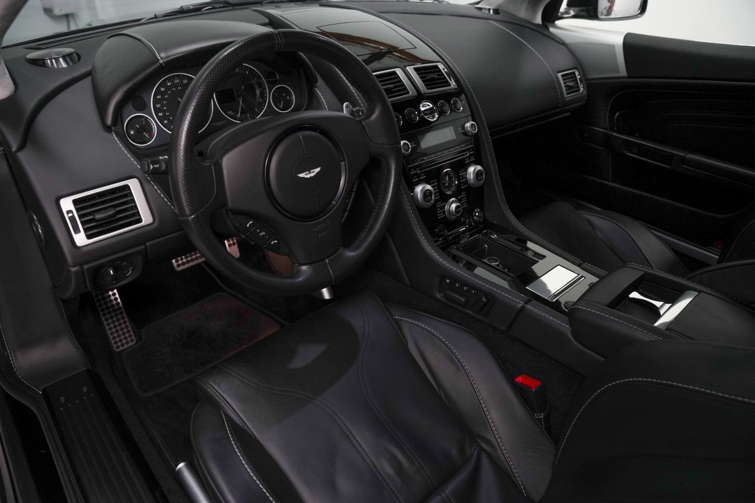 Used 2010 Aston Martin DBS Coupe image 2