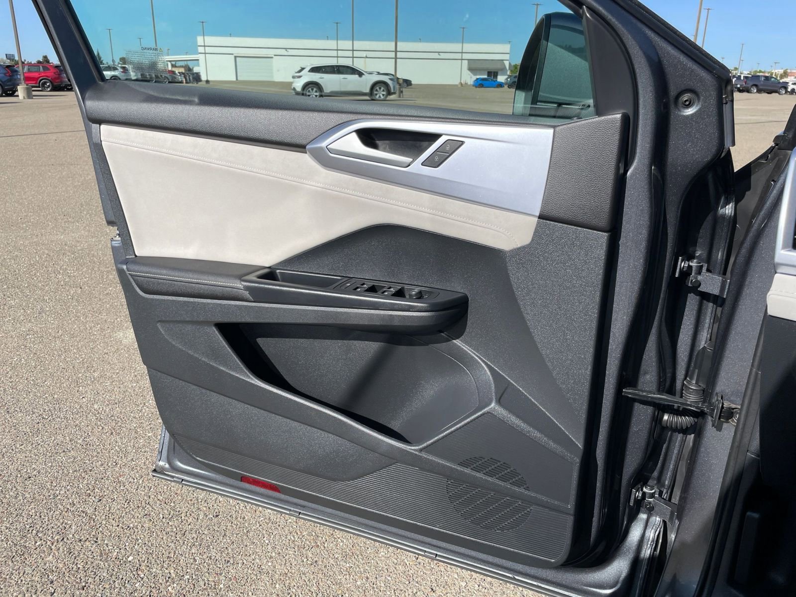 Used 2025 Volkswagen Taos SE image 18