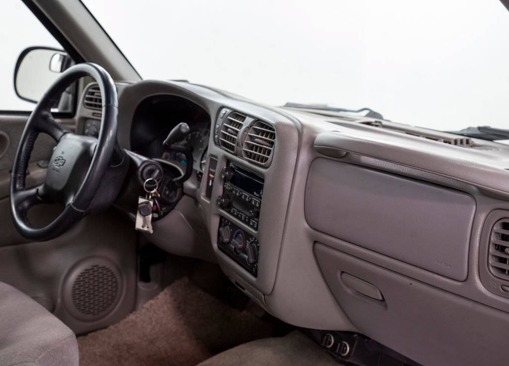 Used 2002 Chevrolet S10 Pickup LS w/ LS Preferred Equipment Group AWD/4WD image 17