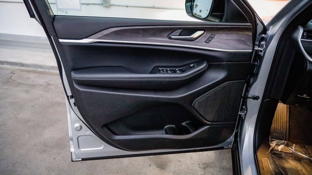 New 2025 Jeep Grand Cherokee L Limited w/ Black Appearance Package image 22