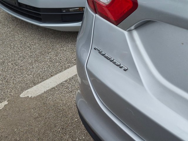 Used 2015 Ford Fusion SE FWD image 12