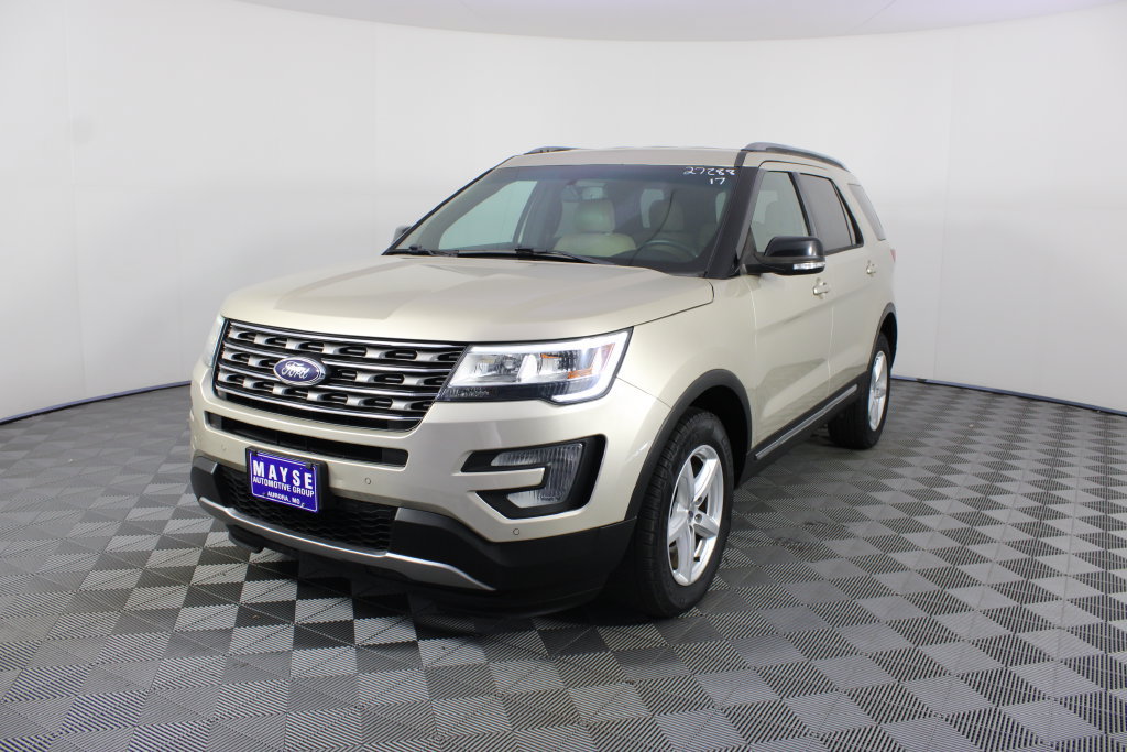 Used 2017 Ford Explorer XLT w/ Equipment Group 202A AWD/4WD image 22