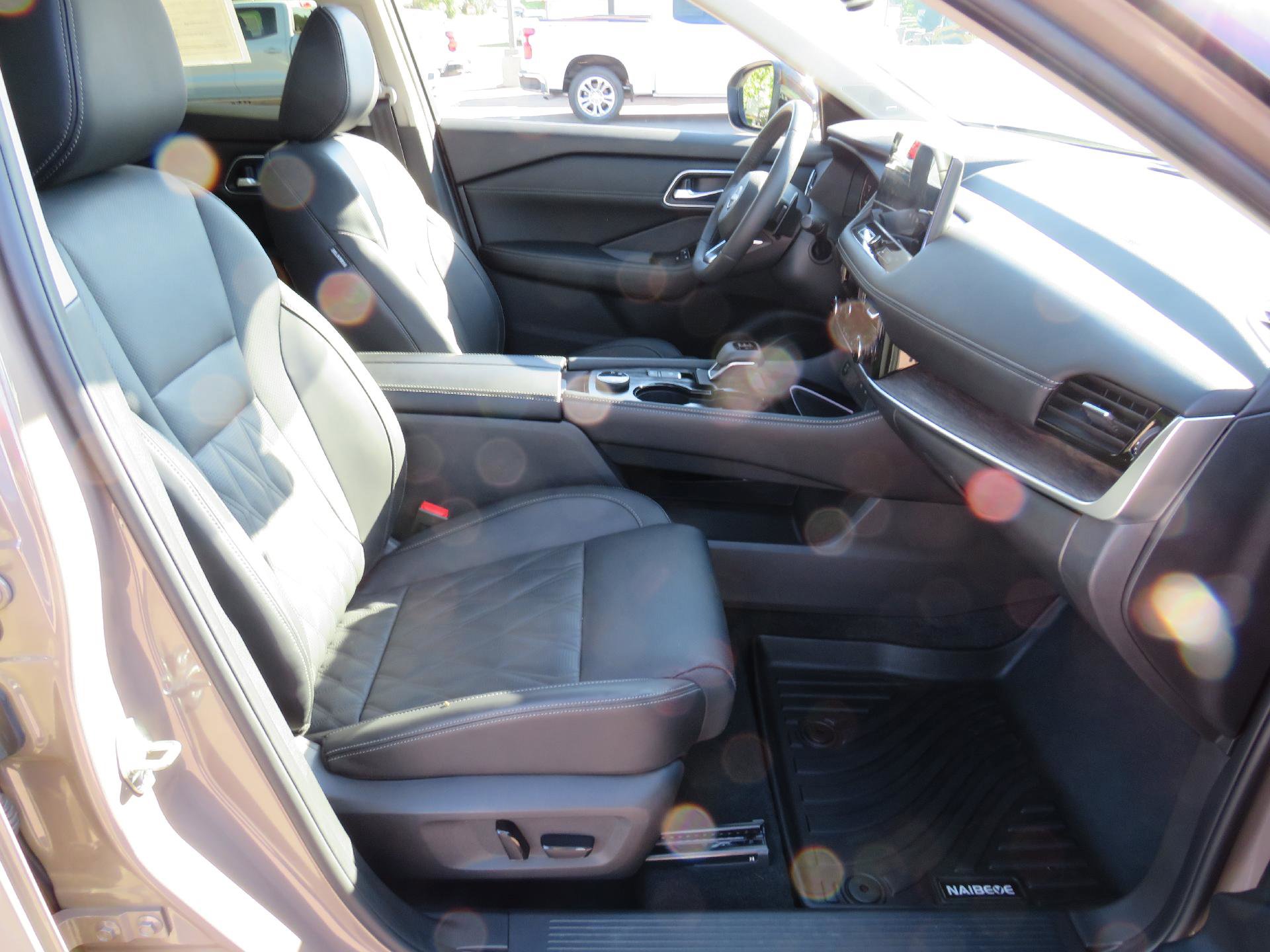 Used 2024 Nissan Rogue Platinum image 12