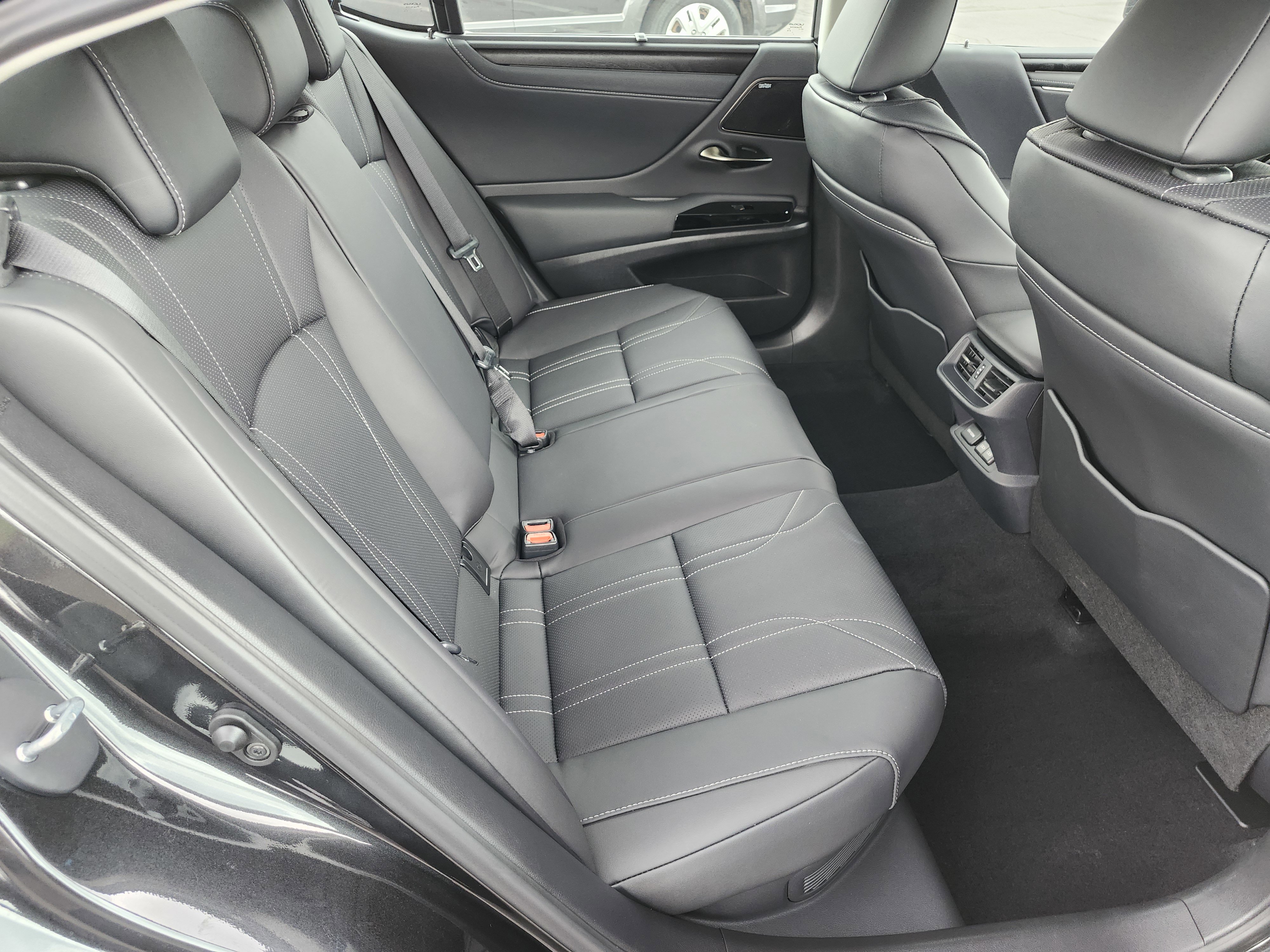 Used 2025 Lexus ES 300h Ultra Luxury w/ Accessory Package (Z2) image 22