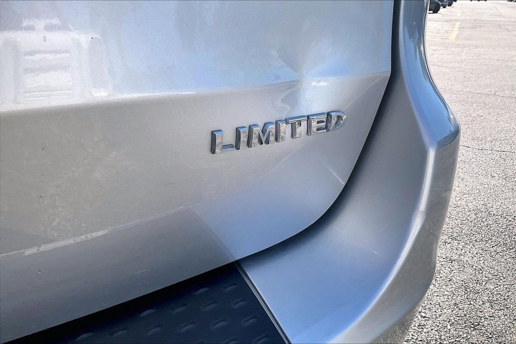 Used 2011 Chrysler Town & Country Limited FWD image 9