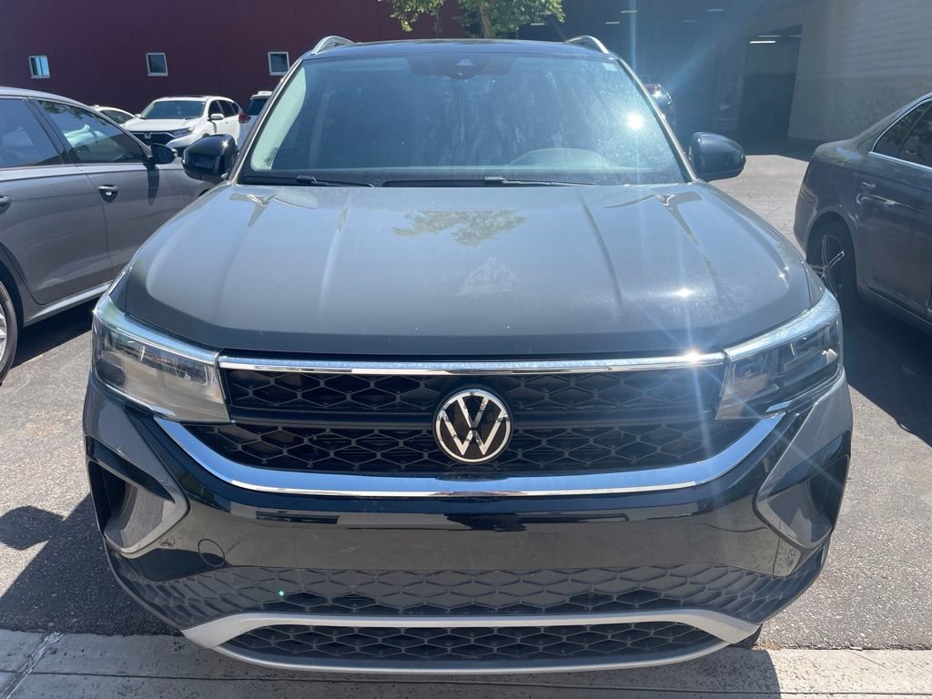 Used 2024 Volkswagen Taos SE w/ Panoramic Sunroof Package FWD image 2