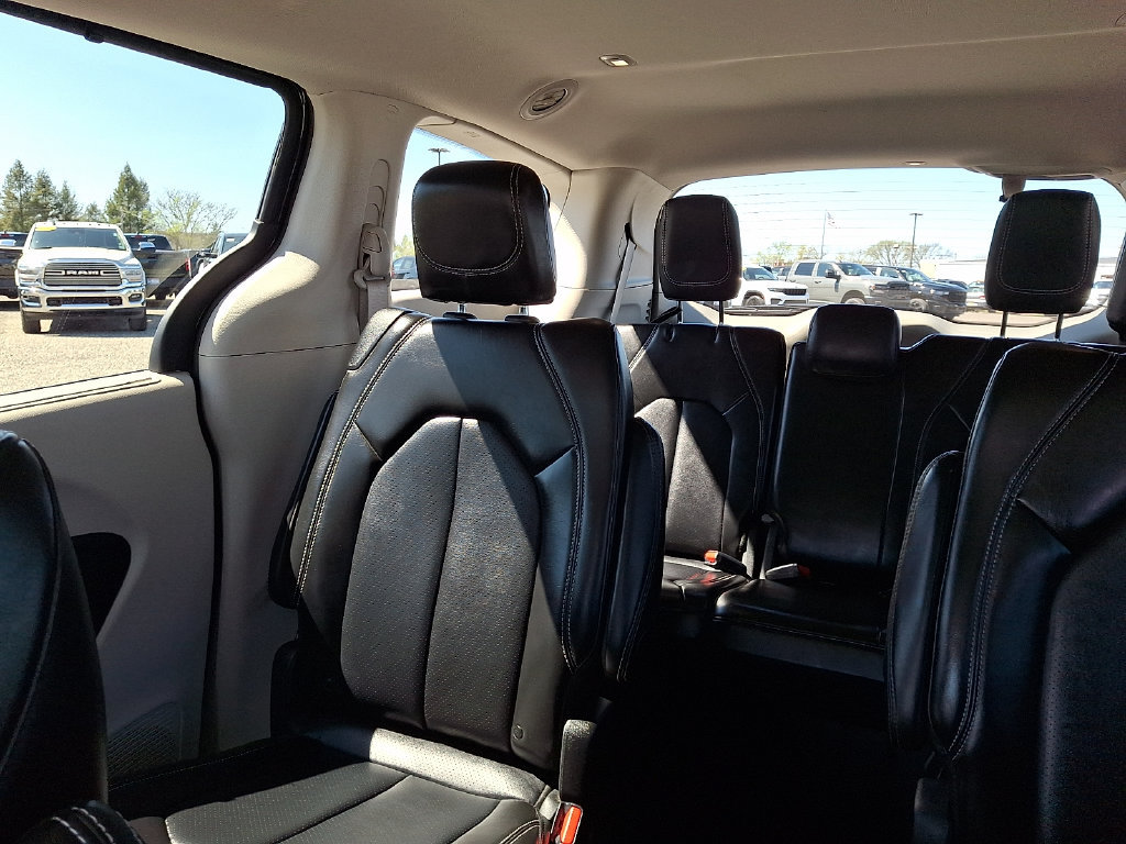 Used 2024 Chrysler Pacifica Touring-L FWD image 19