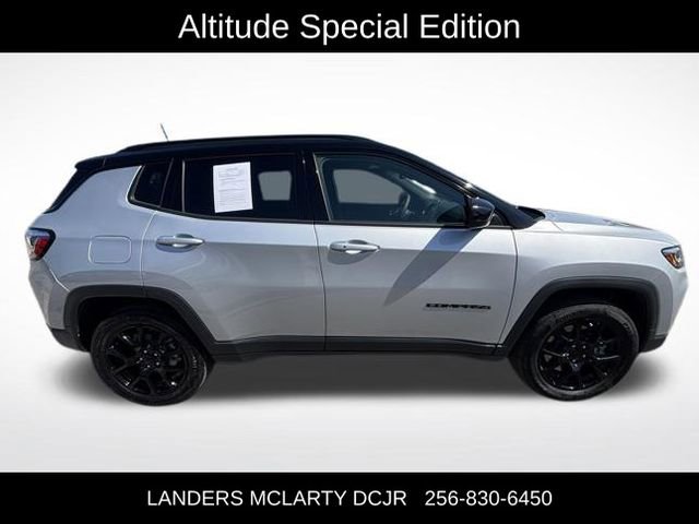 Used 2024 Jeep Compass Latitude w/ Sun and Sound Group AWD/4WD image 8